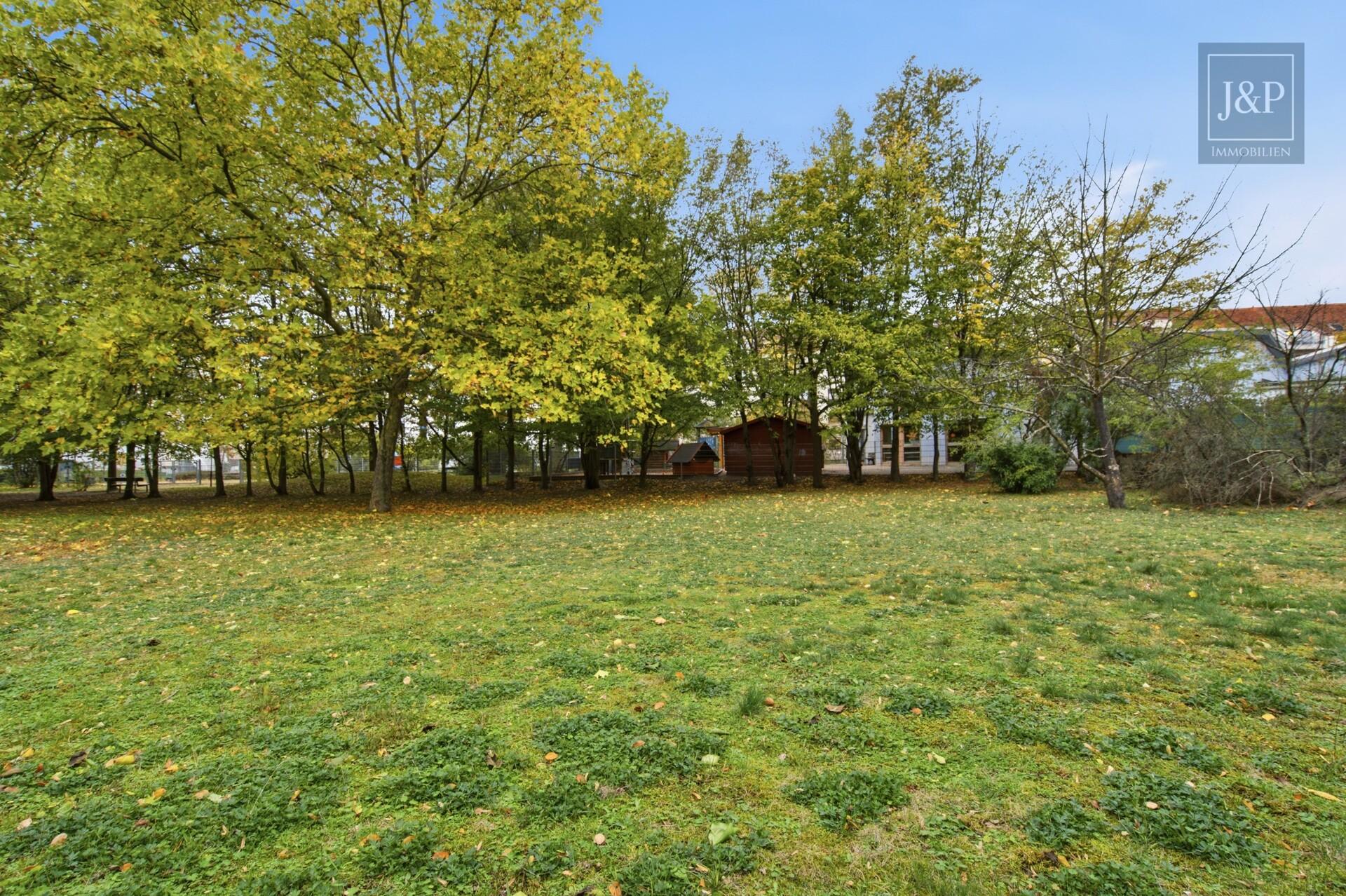 3-Zimmer-Wohnung mit zwei Bädern, Balkon & Tiefgaragenstellplatz - Garten