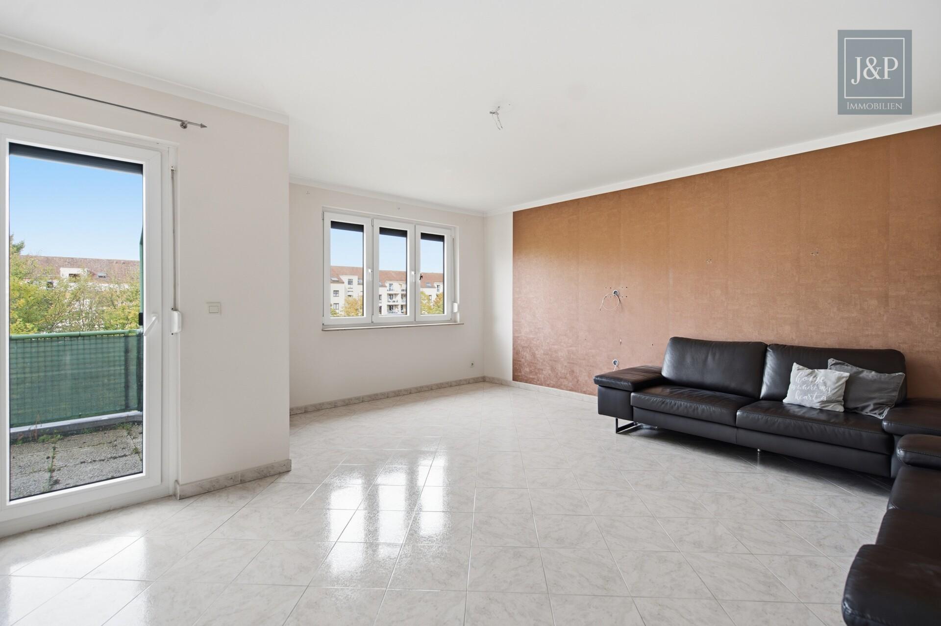 3-Zimmer-Wohnung mit zwei Bädern, Balkon & Tiefgaragenstellplatz - Wohnzimmer