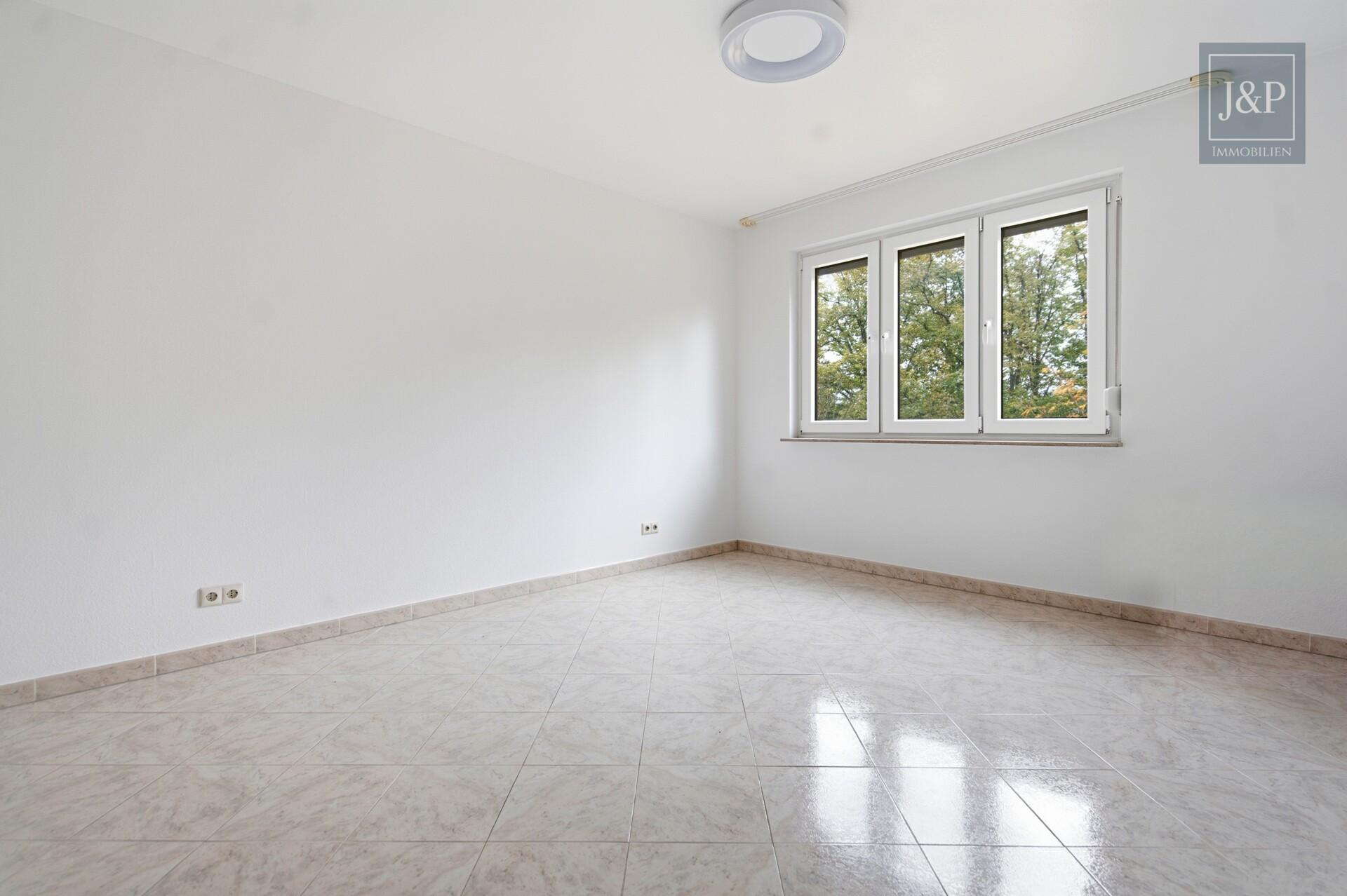 3-Zimmer-Wohnung mit zwei Bädern, Balkon & Tiefgaragenstellplatz - Zimmer 2