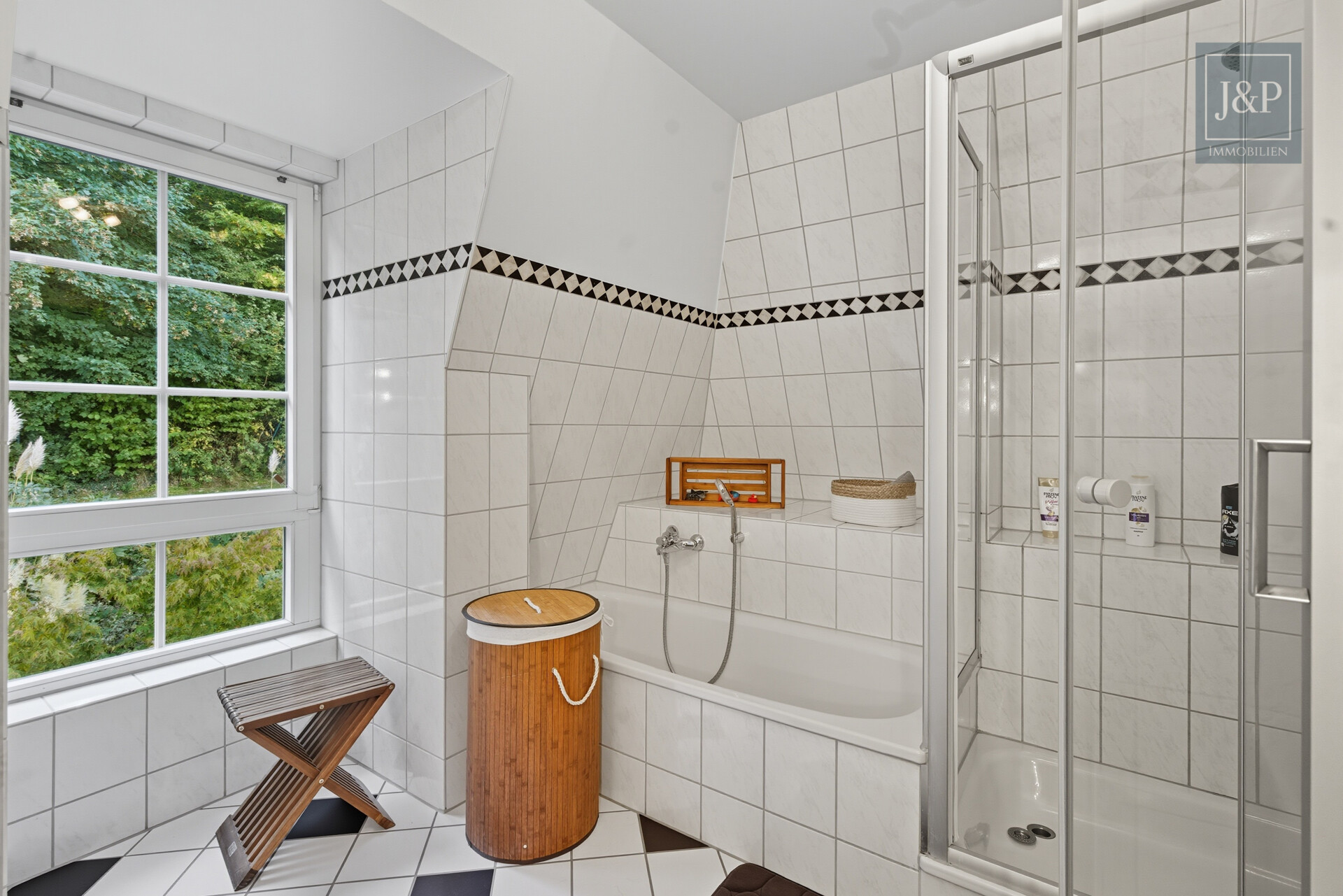 Repräsentative Villa in direkter Waldrandlage – Weitblick, Ruhe und Lebensqualität pur - OG Bad 2