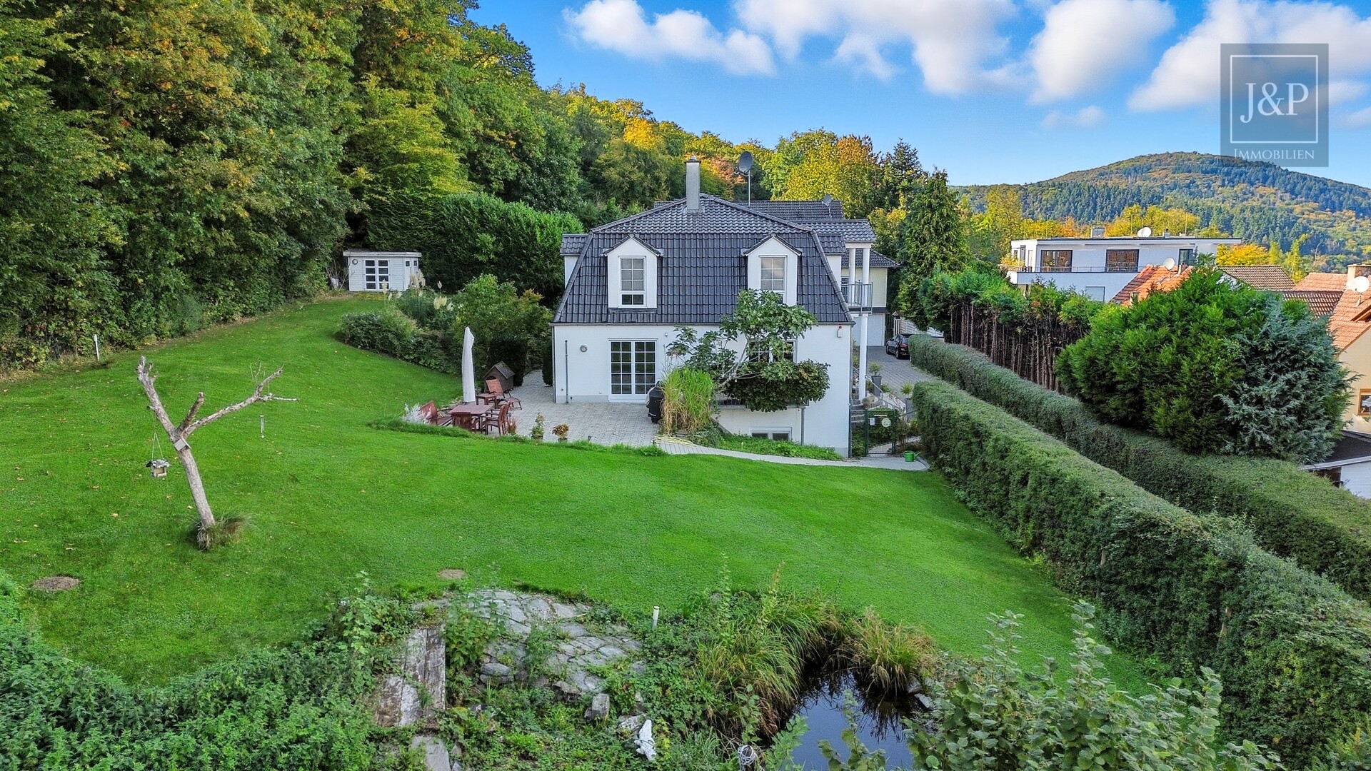 Repräsentative Villa in direkter Waldrandlage – Weitblick, Ruhe und Lebensqualität pur - Außenansicht