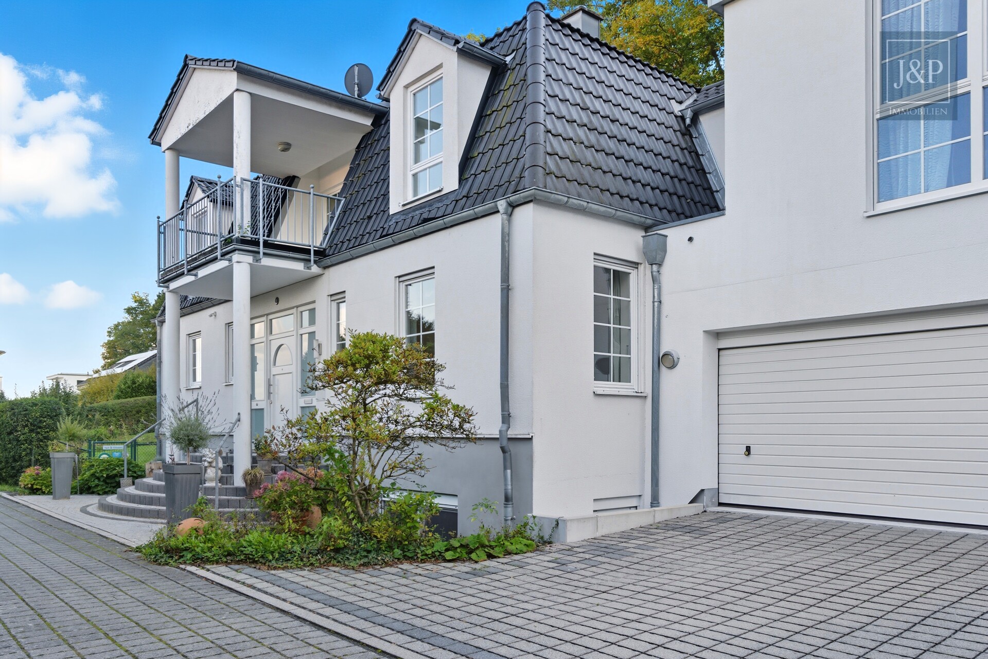 Repräsentative Villa in direkter Waldrandlage – Weitblick, Ruhe und Lebensqualität pur - Vorderansicht