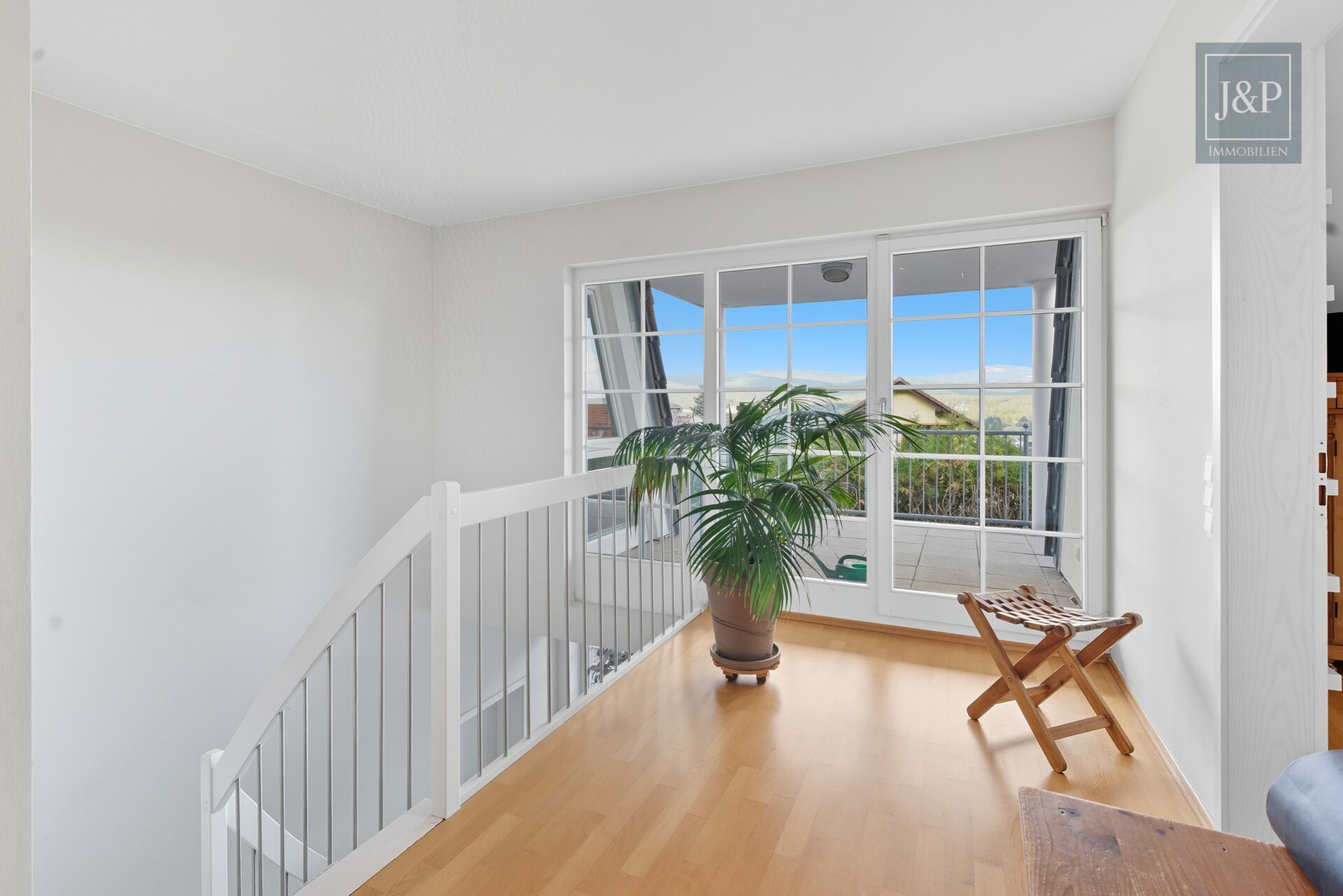 Repräsentative Villa in direkter Waldrandlage – Weitblick, Ruhe und Lebensqualität pur - OG Flur