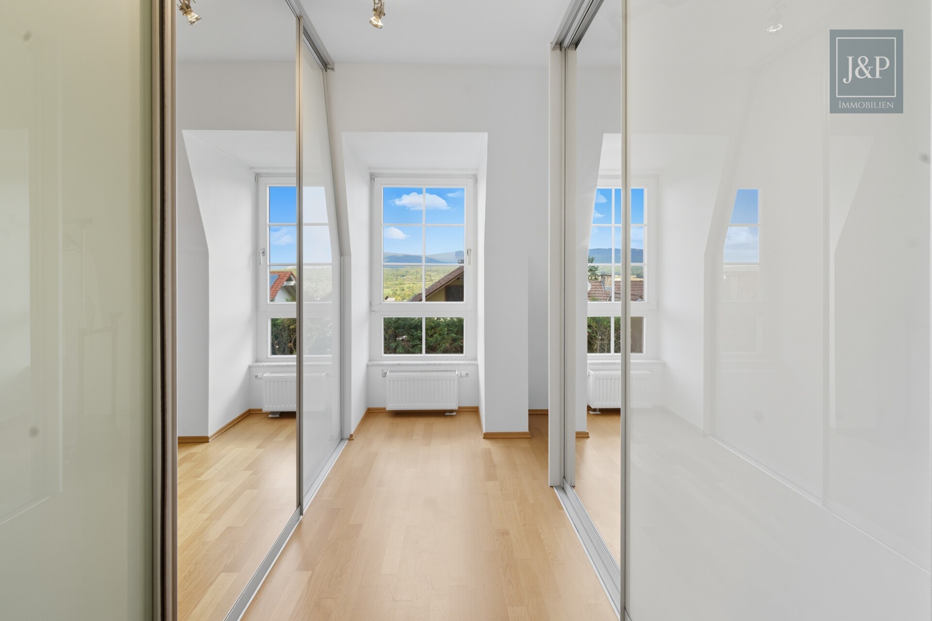 Repräsentative Villa in direkter Waldrandlage – Weitblick, Ruhe und Lebensqualität pur - OG Kleiderschrank