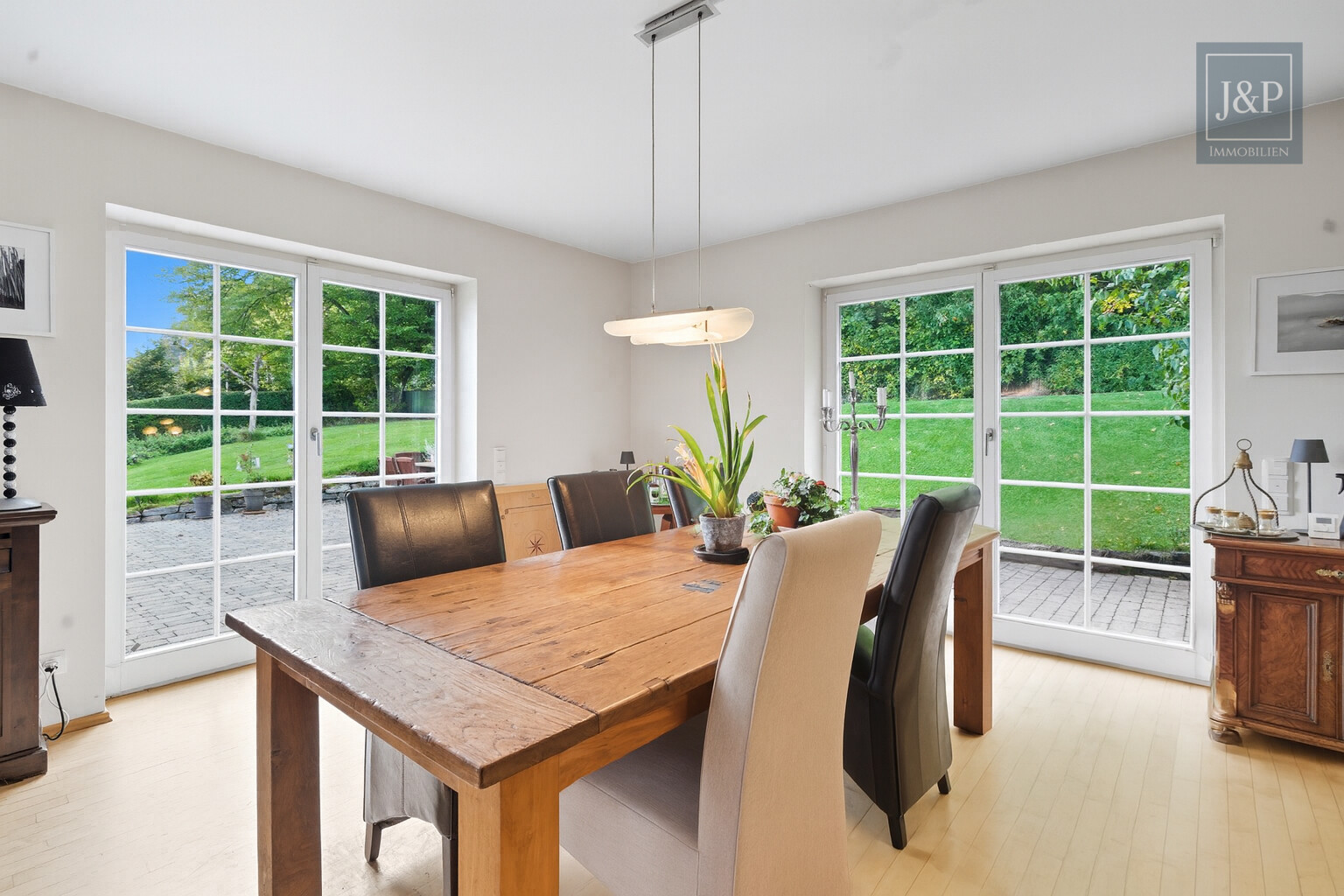 Repräsentative Villa in direkter Waldrandlage – Weitblick, Ruhe und Lebensqualität pur - Essbereich