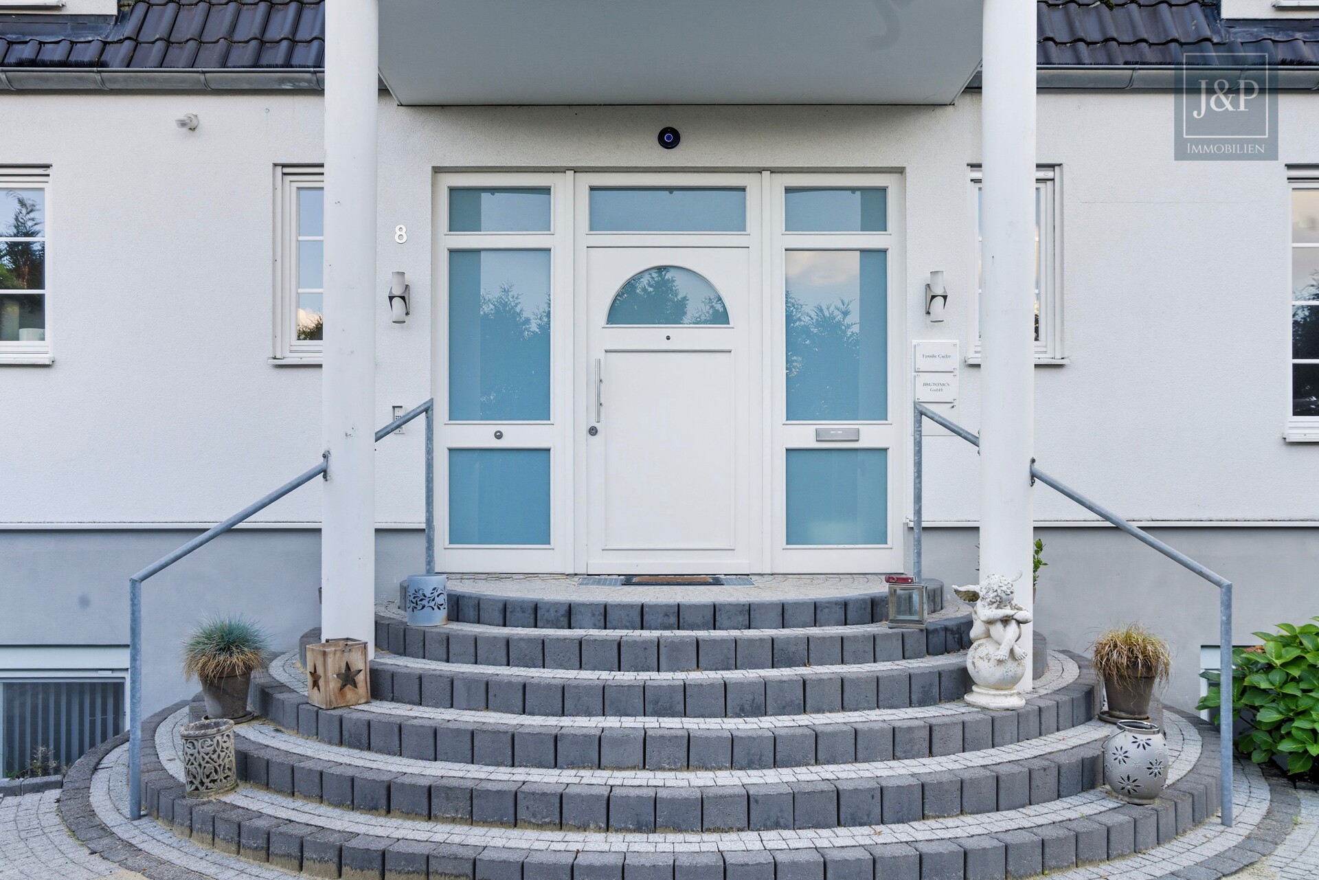 Repräsentative Villa in direkter Waldrandlage – Weitblick, Ruhe und Lebensqualität pur - Hauseingang