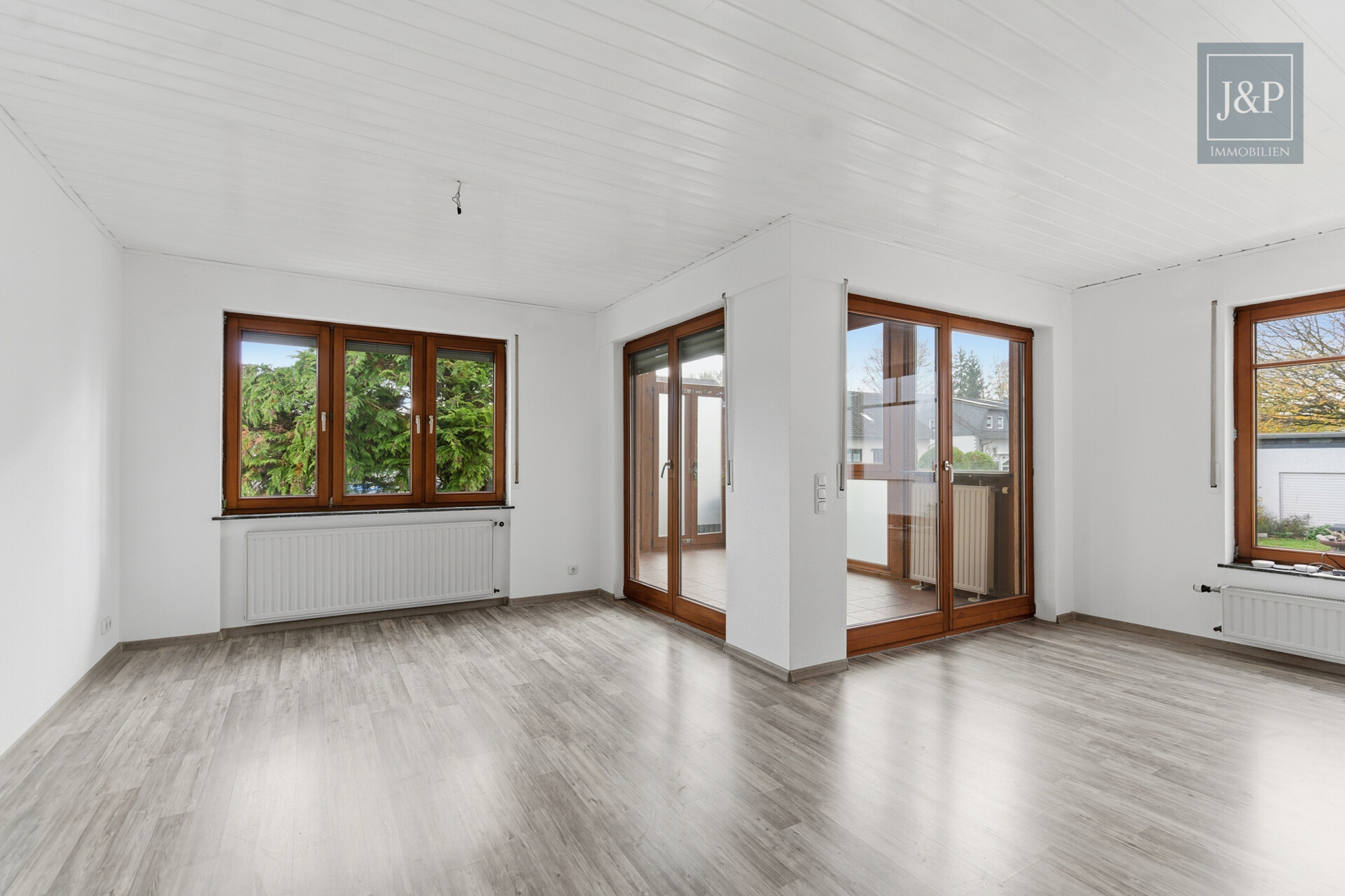 Doppelhaushälfte mit Einliegerwohnung, 3 Terrassen und Wintergarten – ideal für Familien oder Mehrgenerationen! - Wohnzimmer