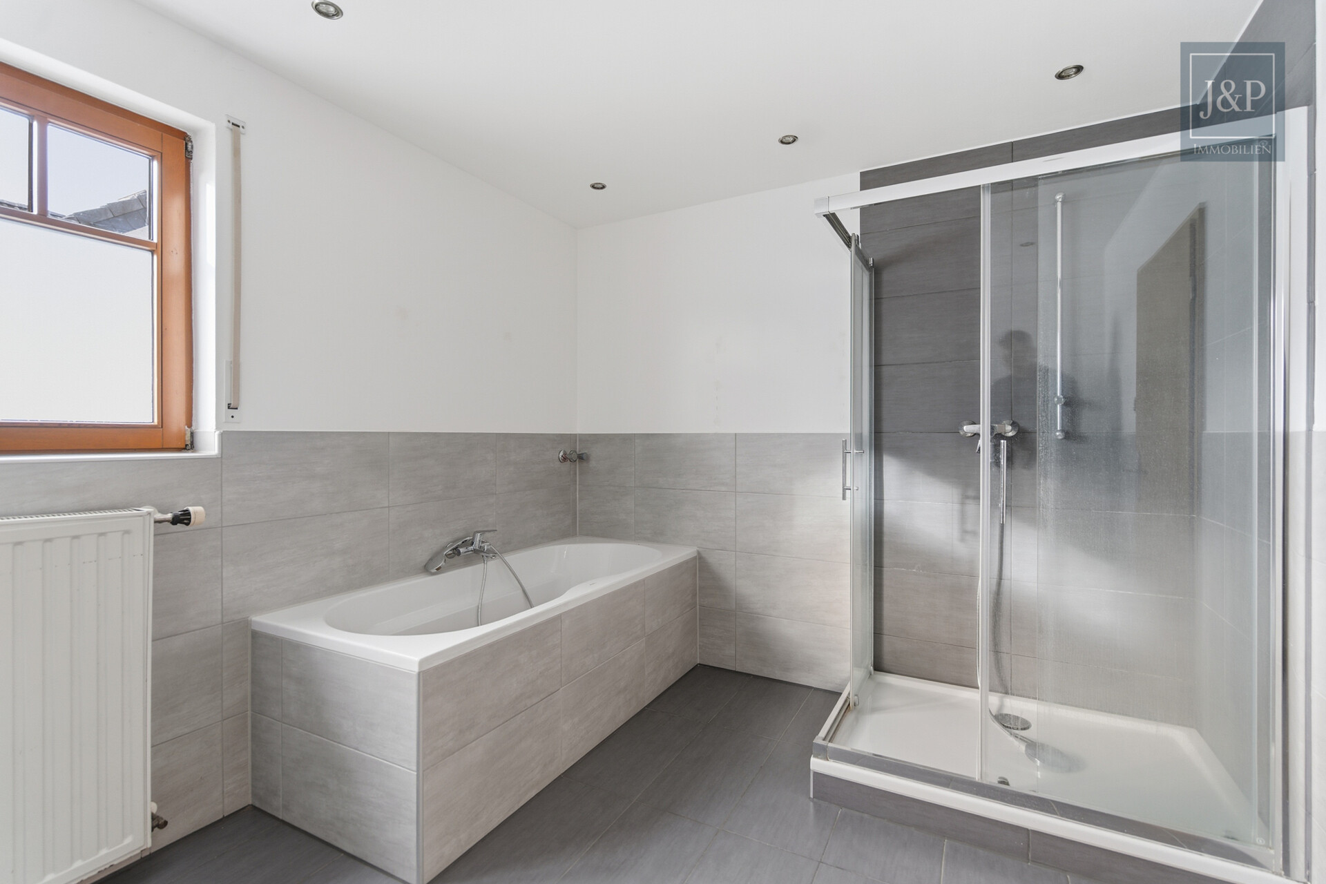 Doppelhaushälfte mit Einliegerwohnung, 3 Terrassen und Wintergarten – ideal für Familien oder Mehrgenerationen! - Badezimmer 1