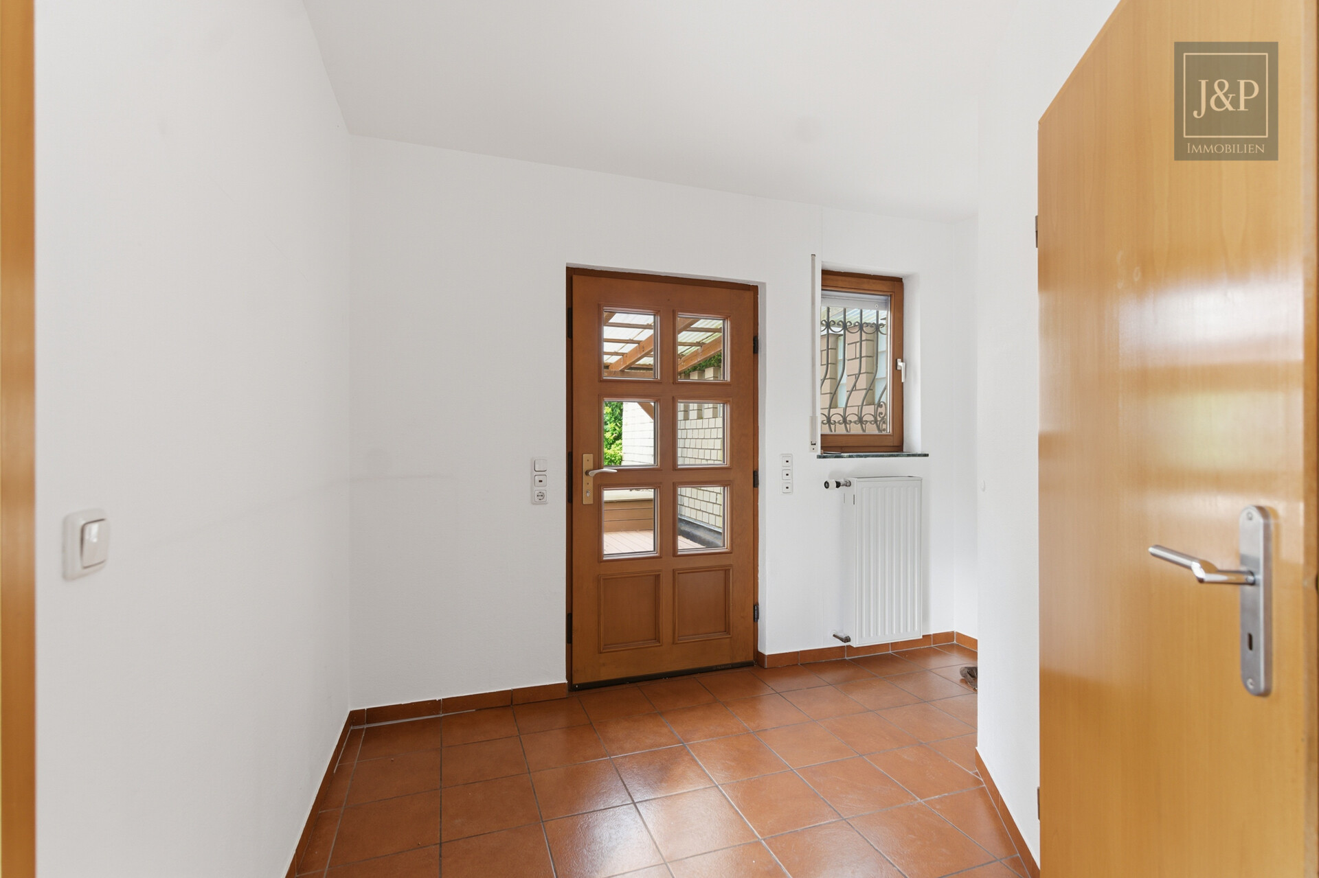 Doppelhaushälfte mit Einliegerwohnung, 3 Terrassen und Wintergarten – ideal für Familien oder Mehrgenerationen! - Eingangsbereich