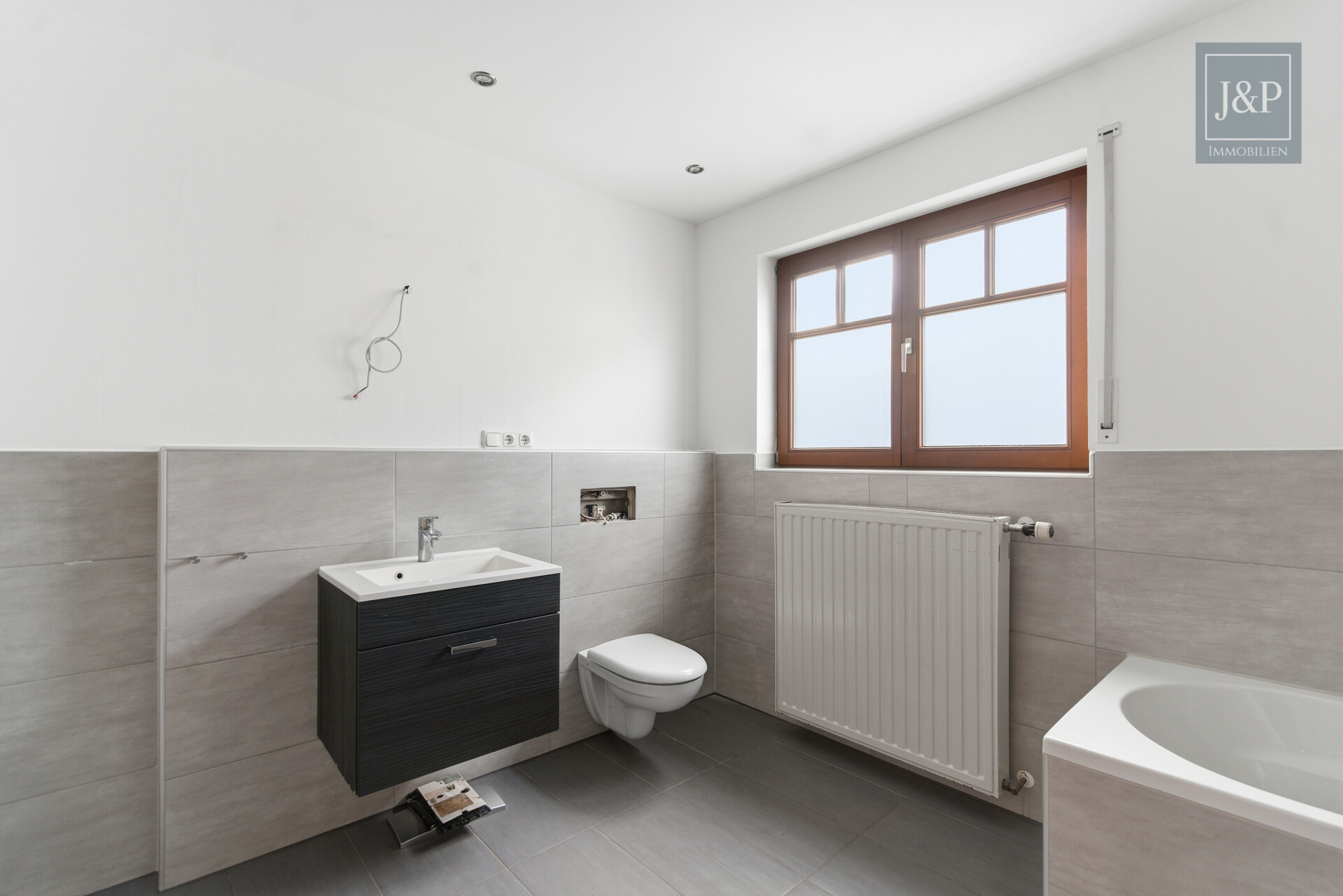 Doppelhaushälfte mit Einliegerwohnung, 3 Terrassen und Wintergarten – ideal für Familien oder Mehrgenerationen! - Badezimmer 1