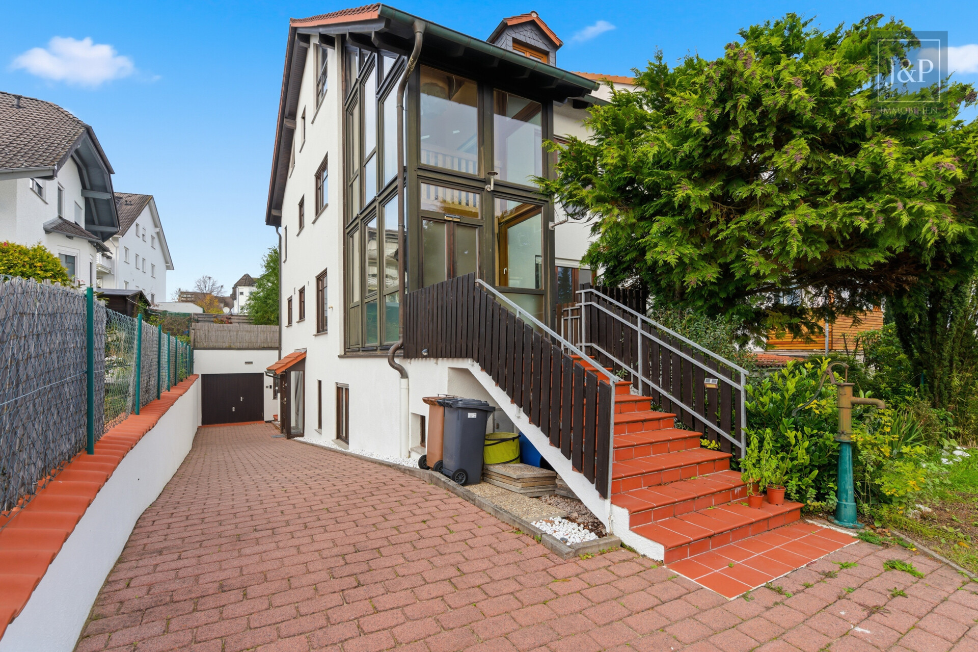 Doppelhaushälfte mit Einliegerwohnung, 3 Terrassen und Wintergarten – ideal für Familien oder Mehrgenerationen! - Außenansicht