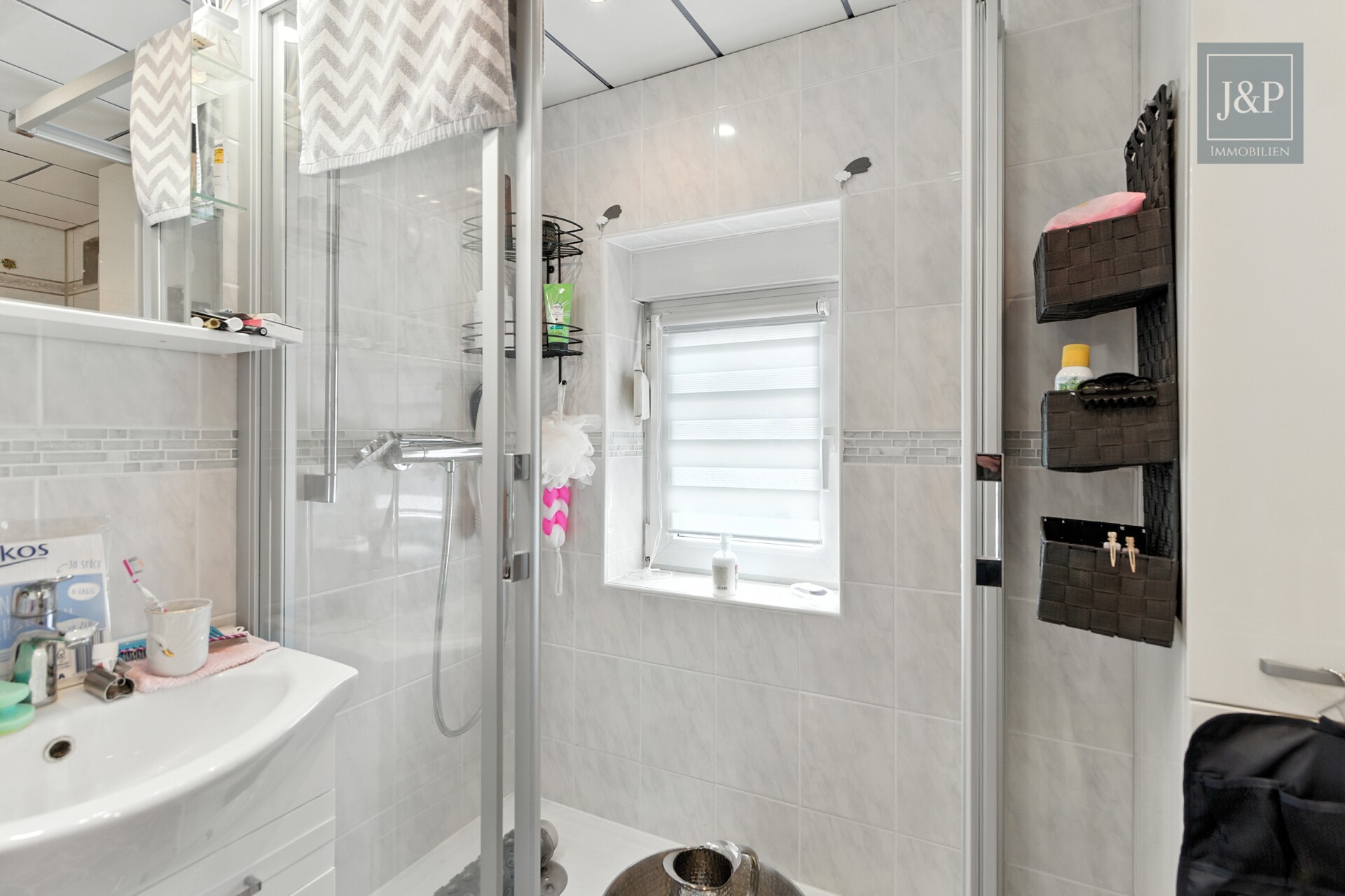 Vielseitiges Wohn- und Geschäftshaus in zentraler Lage von Oberursel! - Badezimmer 2-Zimmer-Wohnung OG