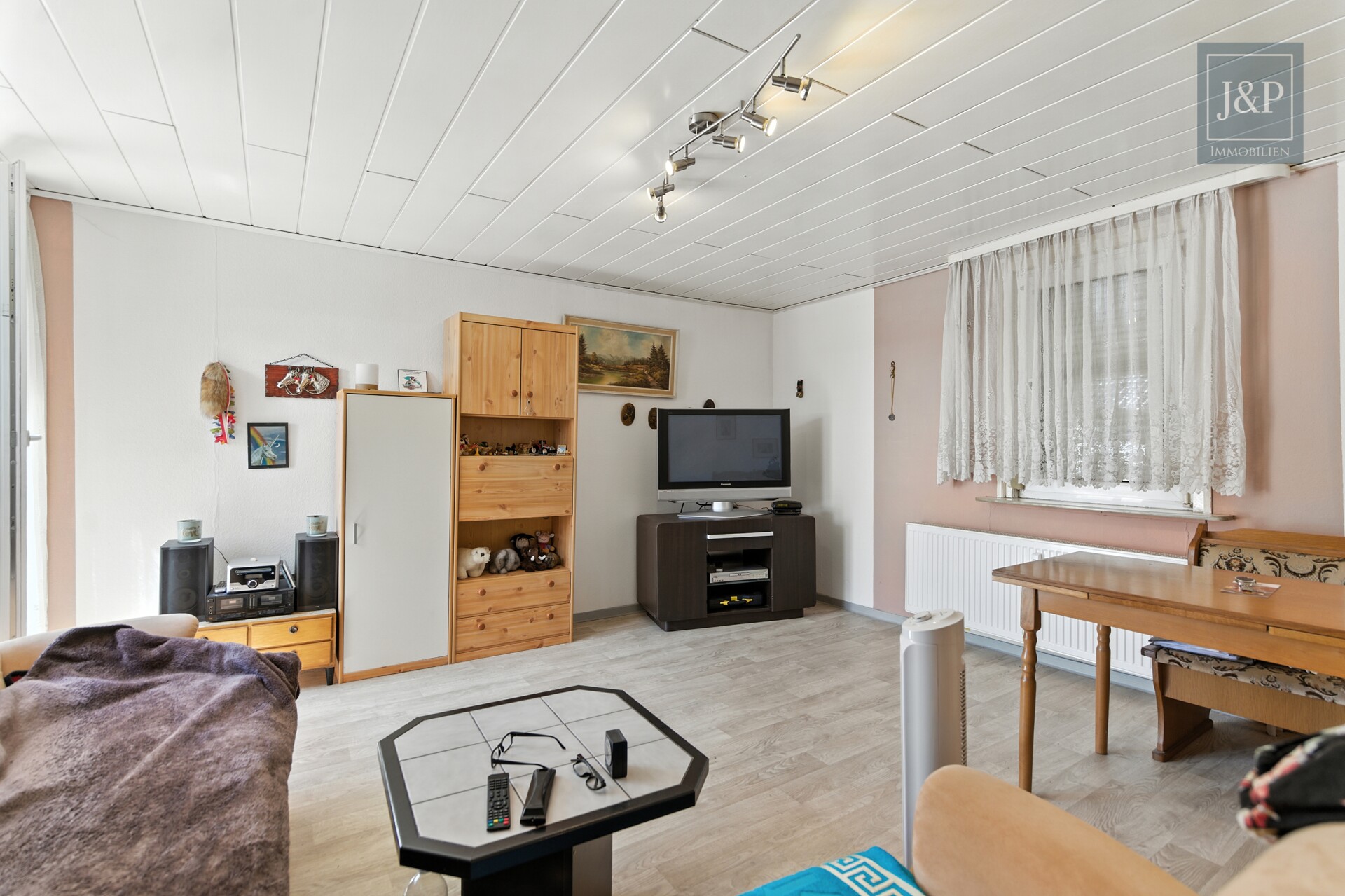 Vielseitiges Wohn- und Geschäftshaus in zentraler Lage von Oberursel! - Wohnzimmer 1,5-Zi.-Wohnung OG