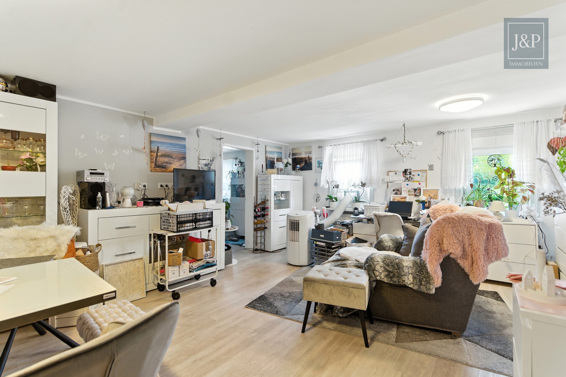 Vielseitiges Wohn- und Geschäftshaus in zentraler Lage von Oberursel! - Wohnzimmer 2-Zimmer-Wohnung OG