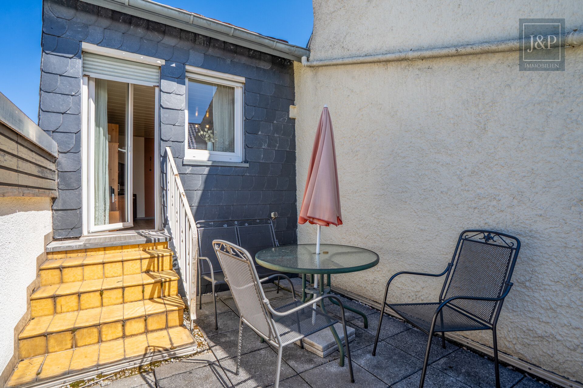 Vielseitiges Wohn- und Geschäftshaus in zentraler Lage von Oberursel! - Balkon 1,5-Zimmer-Wohnung