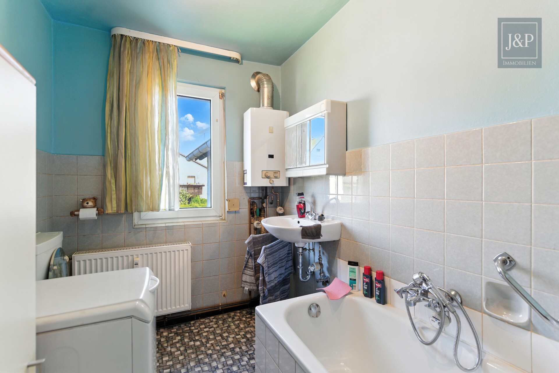 Vielseitiges Wohn- und Geschäftshaus in zentraler Lage von Oberursel! - Badezimmer 1,5-Zi.-Wohnung OG