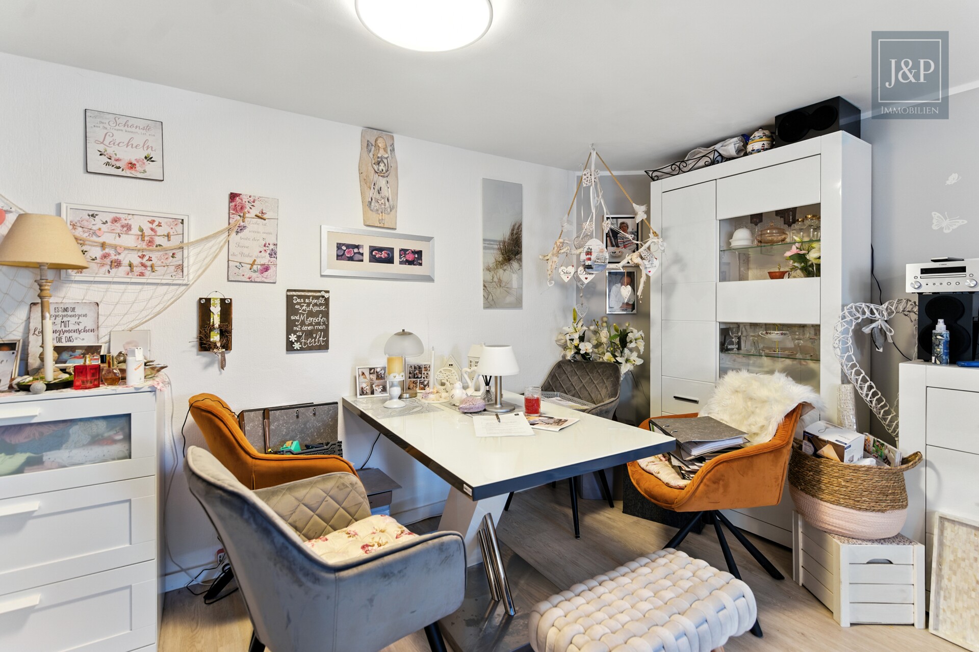 Vielseitiges Wohn- und Geschäftshaus in zentraler Lage von Oberursel! - Wohnzimmer 2-Zimmer-Wohnung OG