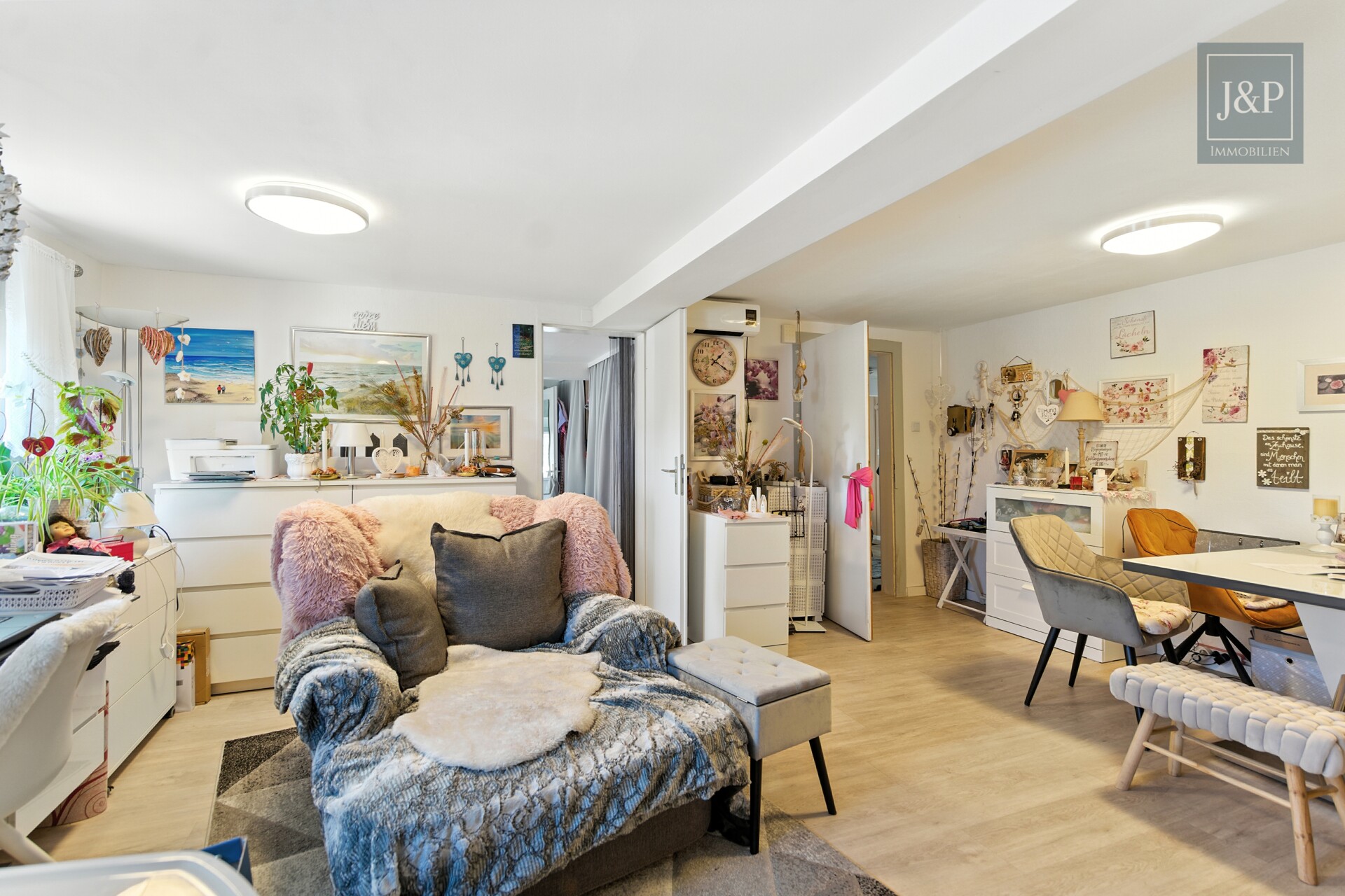 Vielseitiges Wohn- und Geschäftshaus in zentraler Lage von Oberursel! - Wohnzimmer 2-Zimmer-Wohnung OG