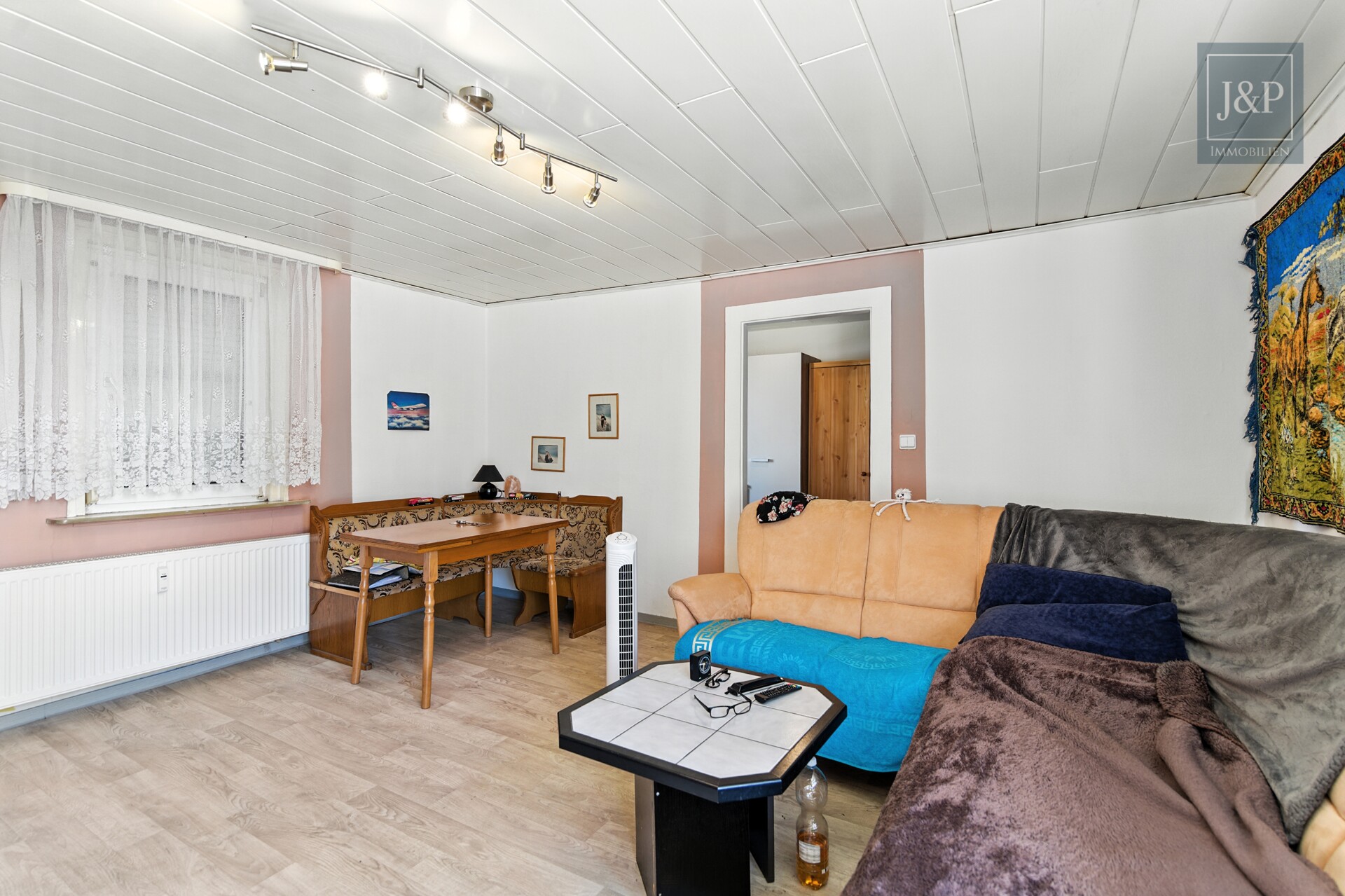 Vielseitiges Wohn- und Geschäftshaus in zentraler Lage von Oberursel! - Wohnzimmer 1,5-Zi.-Wohnung OG