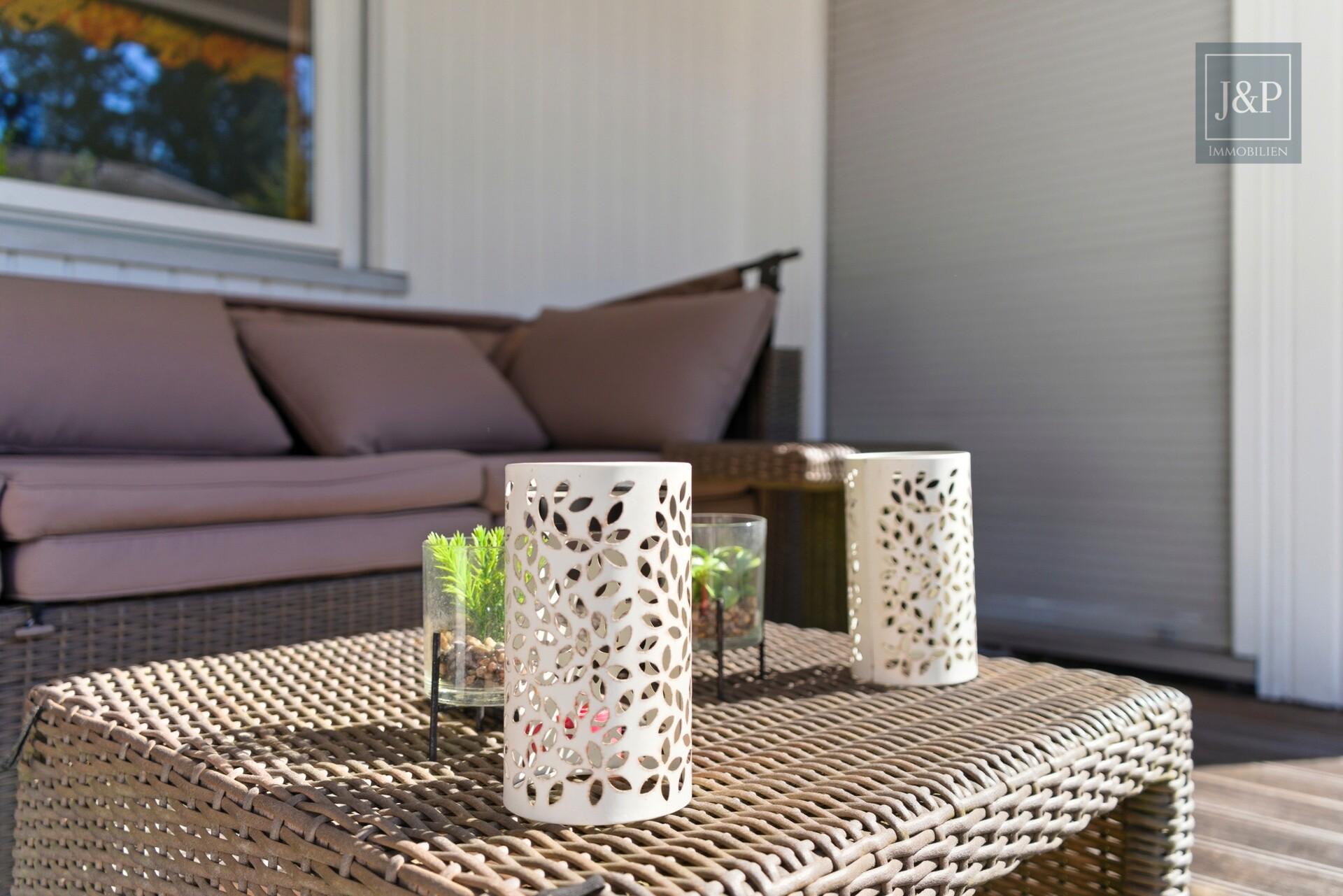 Großes sonniges Grundstück 1710qm mit alten Baumbestand. Sanierungsobjekt oder Teilneubau - Detail Terrasse