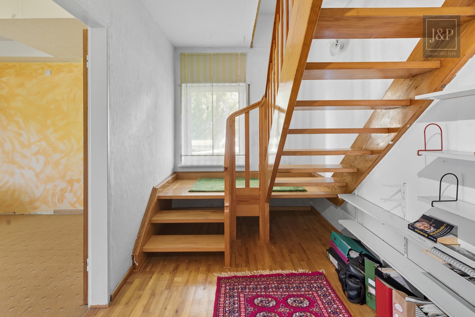 Großes sonniges Grundstück 1710qm mit alten Baumbestand. Sanierungsobjekt oder Teilneubau - Flur UG