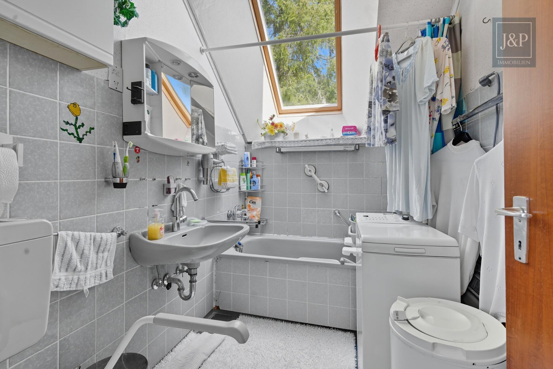 Großes sonniges Grundstück 1710qm mit alten Baumbestand. Sanierungsobjekt oder Teilneubau - Bad OG