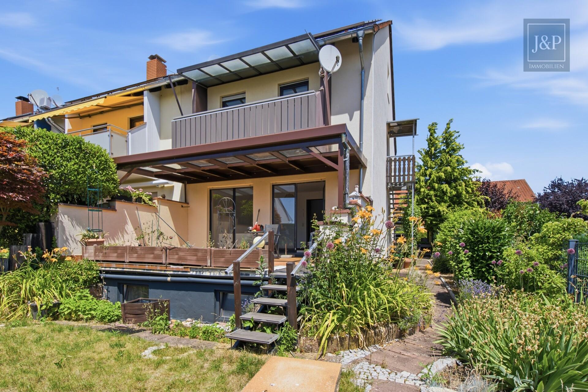 Energetisches Familienzuhause mit Fernblick in guter Lage von Nordenstadt - Hinteransicht
