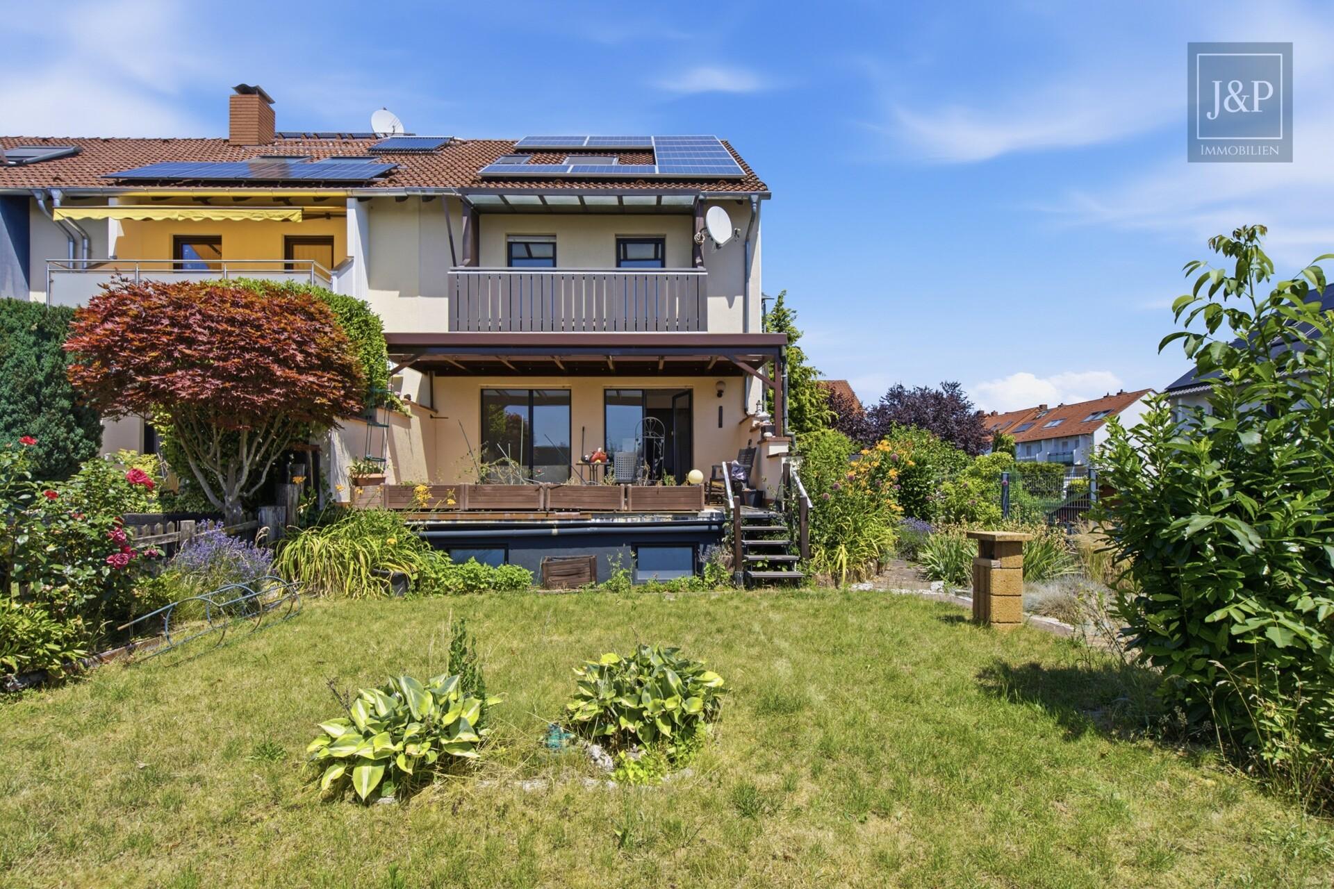 Energetisches Familienzuhause mit Fernblick in guter Lage von Nordenstadt - Hinteransicht