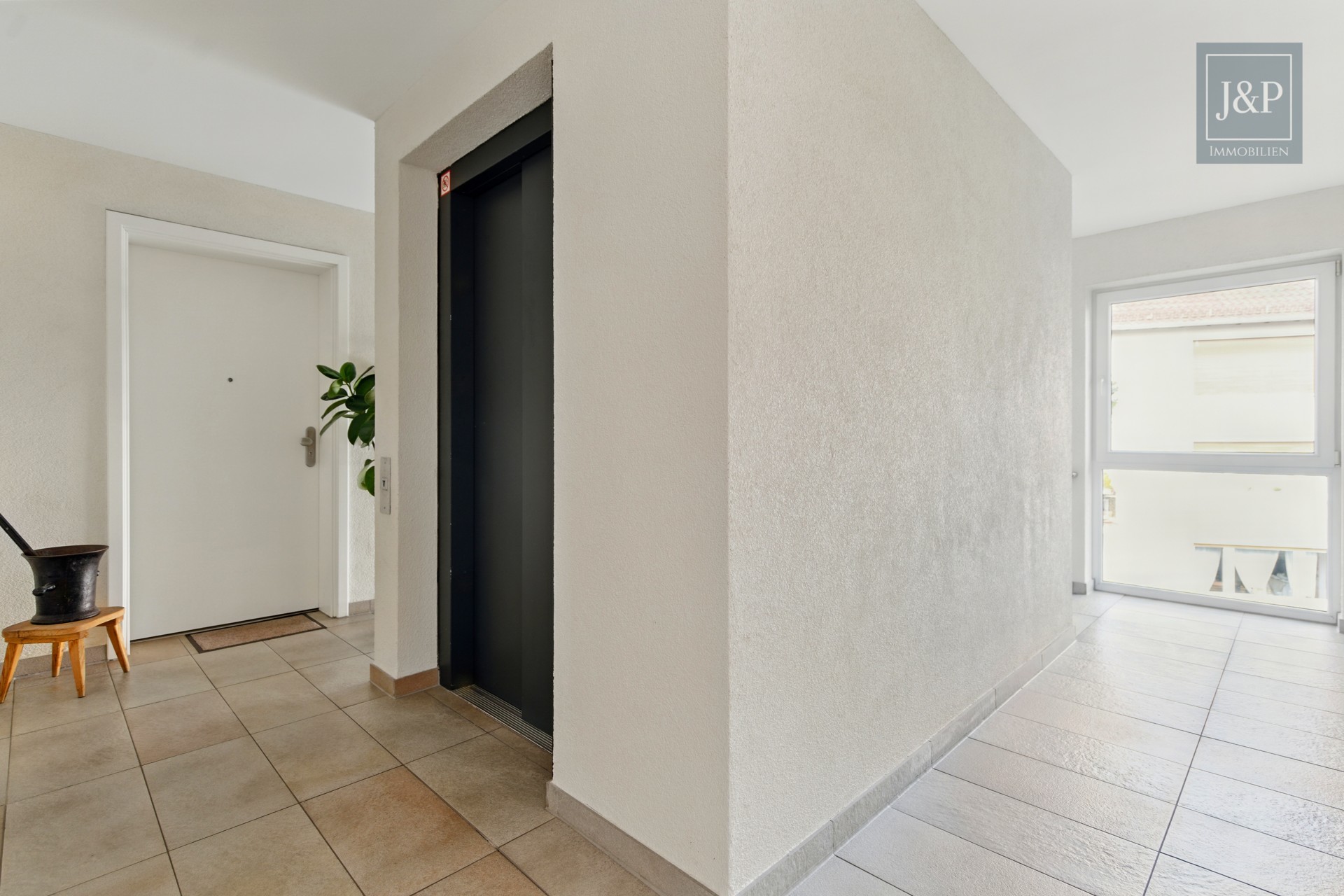 !! Bieterverfahren !! - Penthouse mit Dachterrasse – Großzügig & Komfortabel - Perfekt für das Alter - Treppenhaus