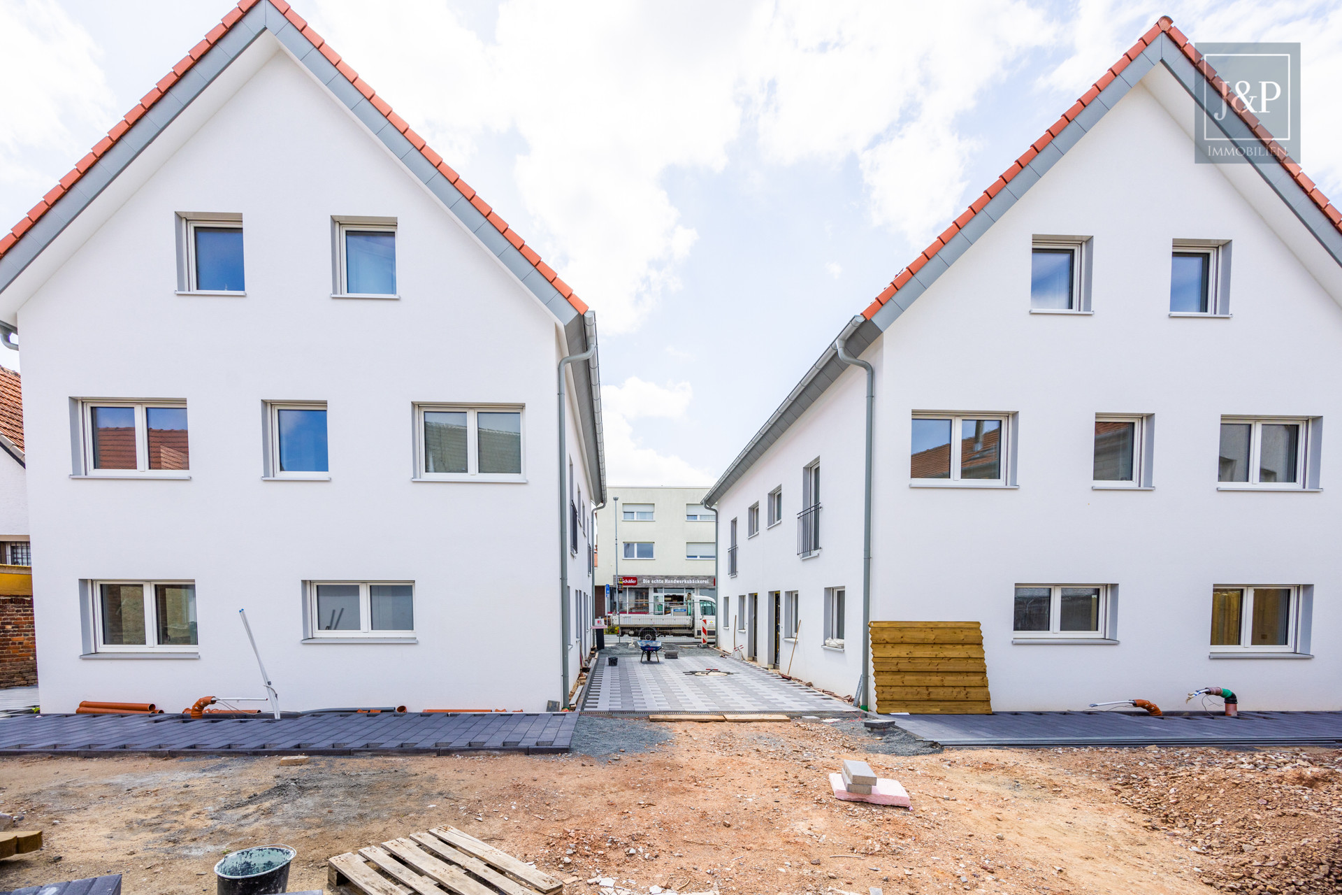 KfW 55 Neubau! 4 Doppelhaushälften und eine einzigartige Villa (zu 90% fertiggestellt) - Außenansicht Doppelhaushälften