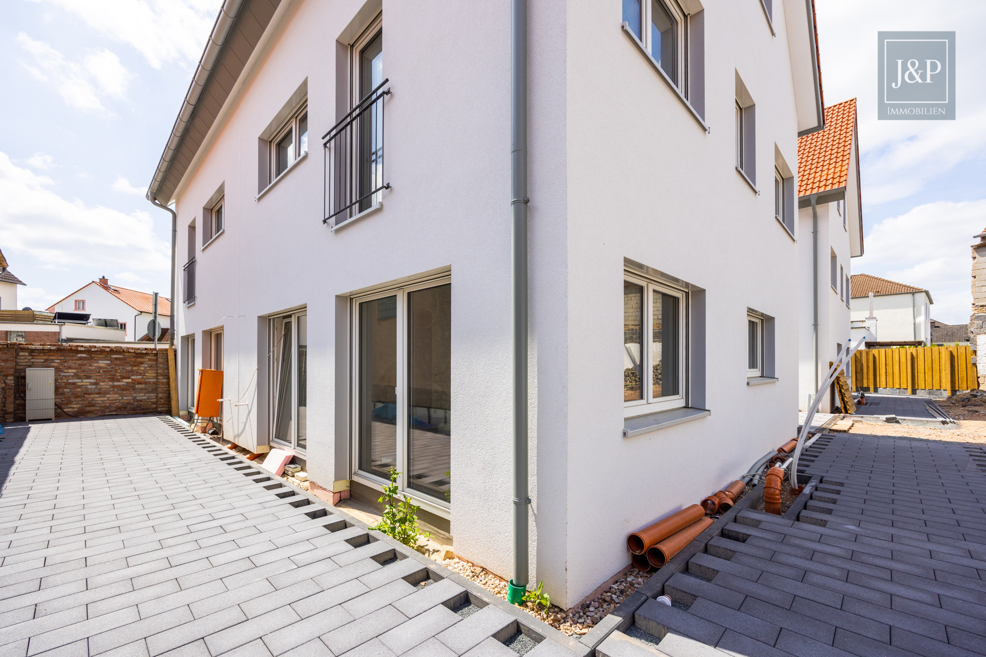 KfW 55 Neubau! 4 Doppelhaushälften und eine einzigartige Villa (zu 90% fertiggestellt) - Außenansicht Doppelhaushälften