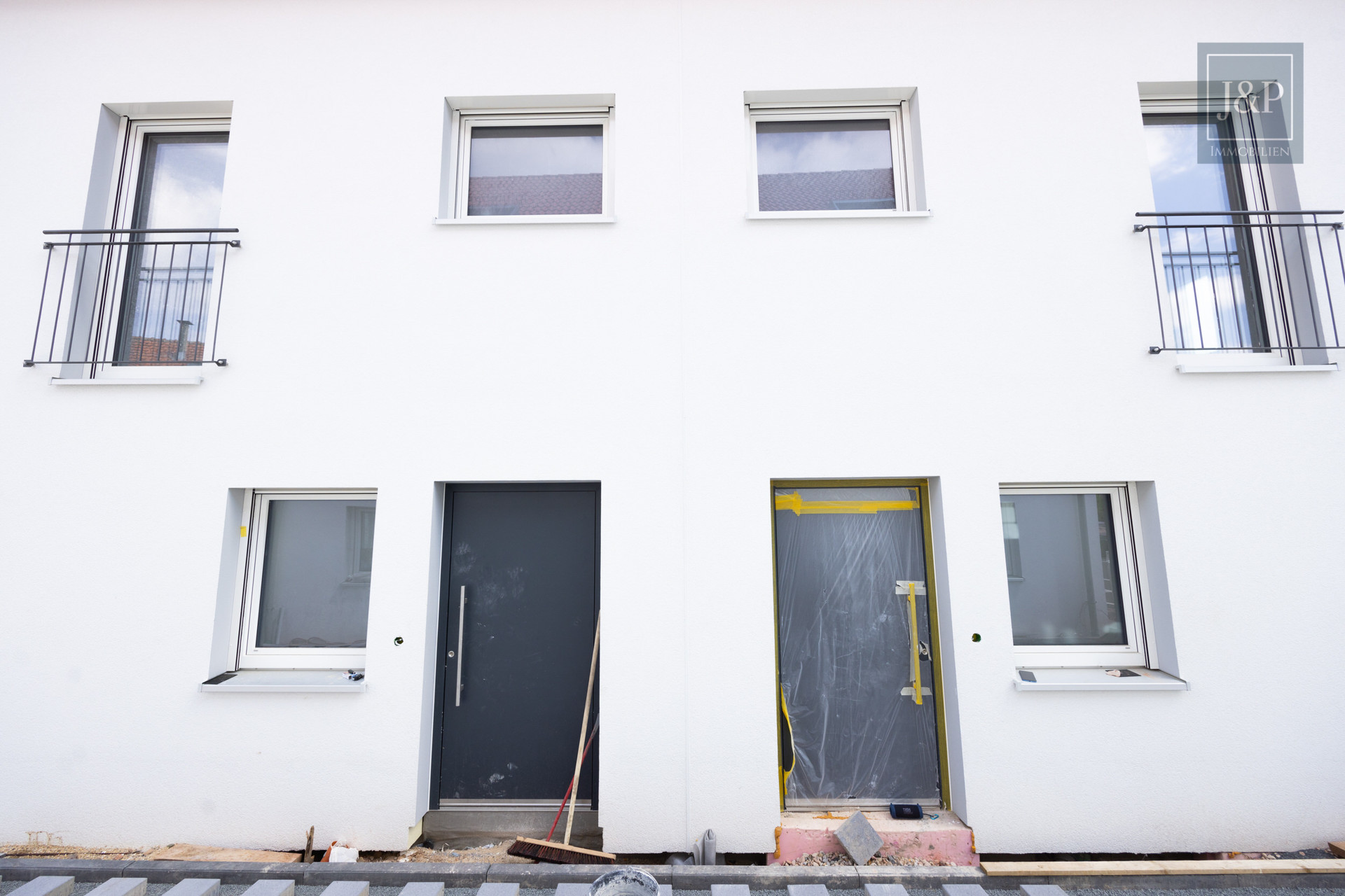 KfW 55 Neubau! 4 Doppelhaushälften und eine einzigartige Villa (zu 90% fertiggestellt) - Außenansicht Doppelhaushälften