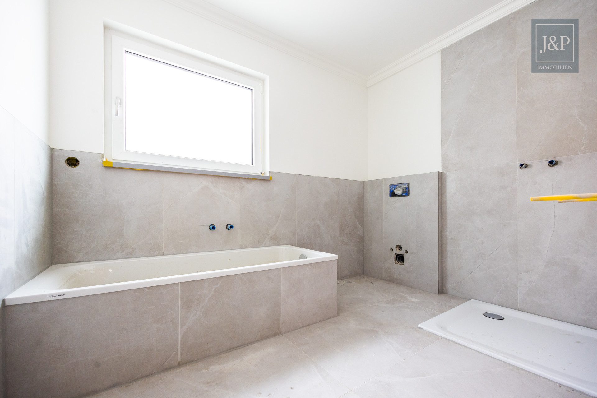 KfW 55 Neubau! 4 Doppelhaushälften und eine einzigartige Villa (zu 90% fertiggestellt) - Doppelhaushälften Badezimmer
