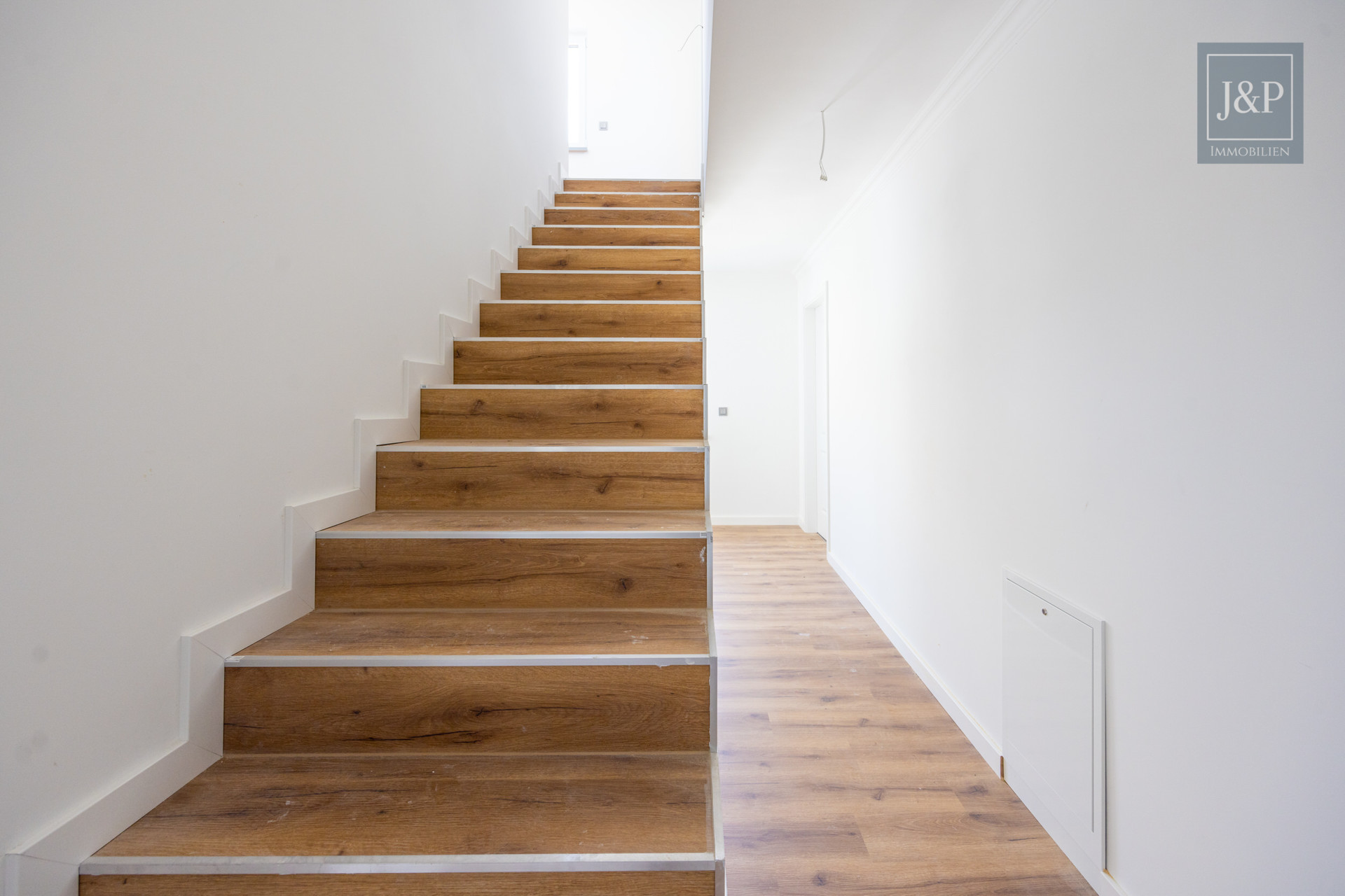 KfW 55 Neubau! 4 Doppelhaushälften und eine einzigartige Villa (zu 90% fertiggestellt) - Doppelhaushälften Innenausbau