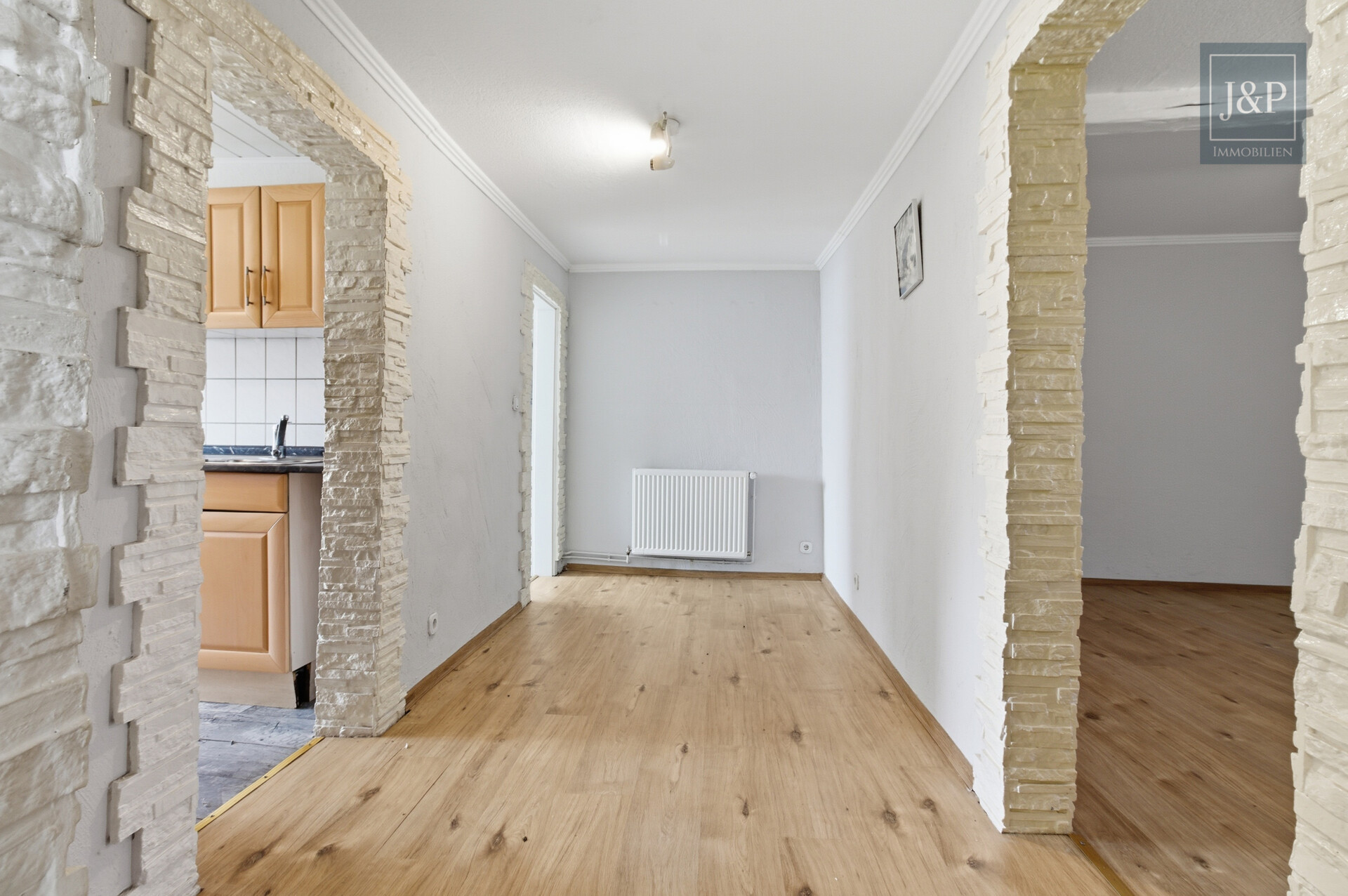 Ihr Eigenheim: Modernisiertes EFH mit Einliegerwohnung, großem Carport und eigenem Garten - 1.OG Diele