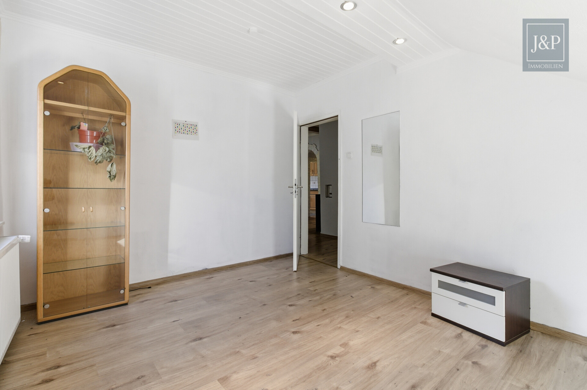 Ihr Eigenheim: Modernisiertes EFH mit Einliegerwohnung, großem Carport und eigenem Garten - 1.OG Schlafzimmer 1