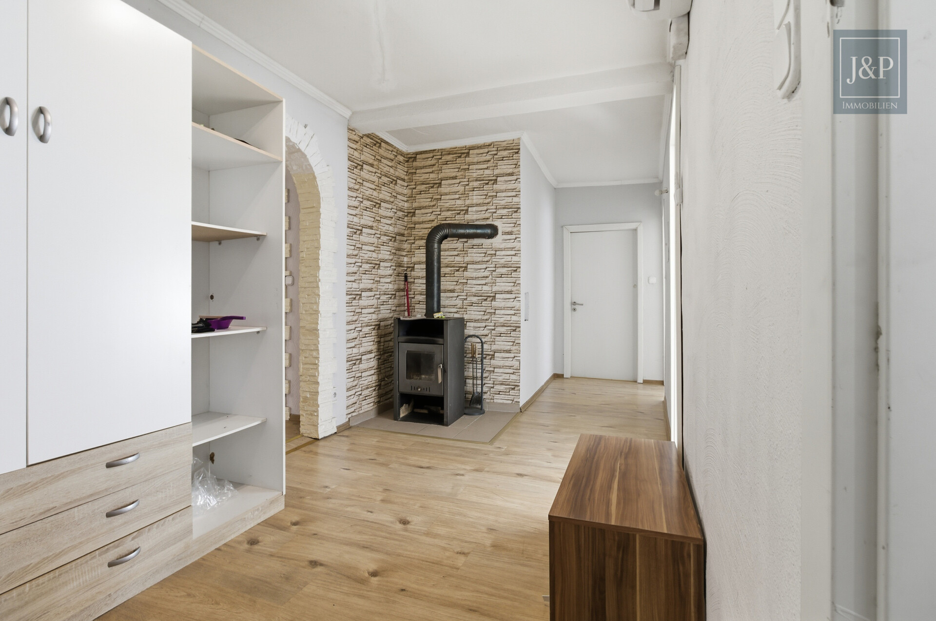 Ihr Eigenheim: Modernisiertes EFH mit Einliegerwohnung, großem Carport und eigenem Garten - Flur