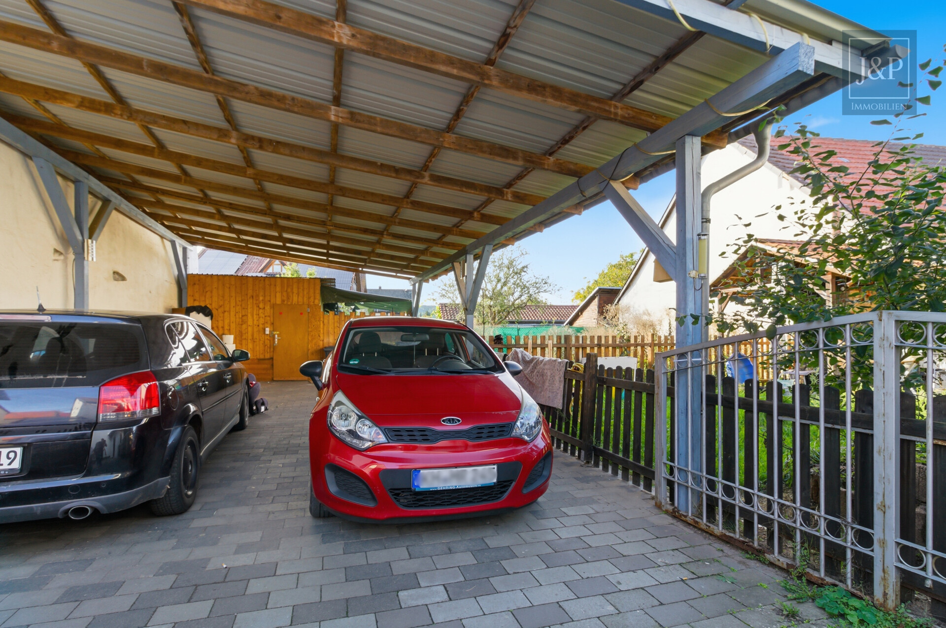 Ihr Eigenheim: Modernisiertes EFH mit Einliegerwohnung, großem Carport und eigenem Garten - Doppelcarport