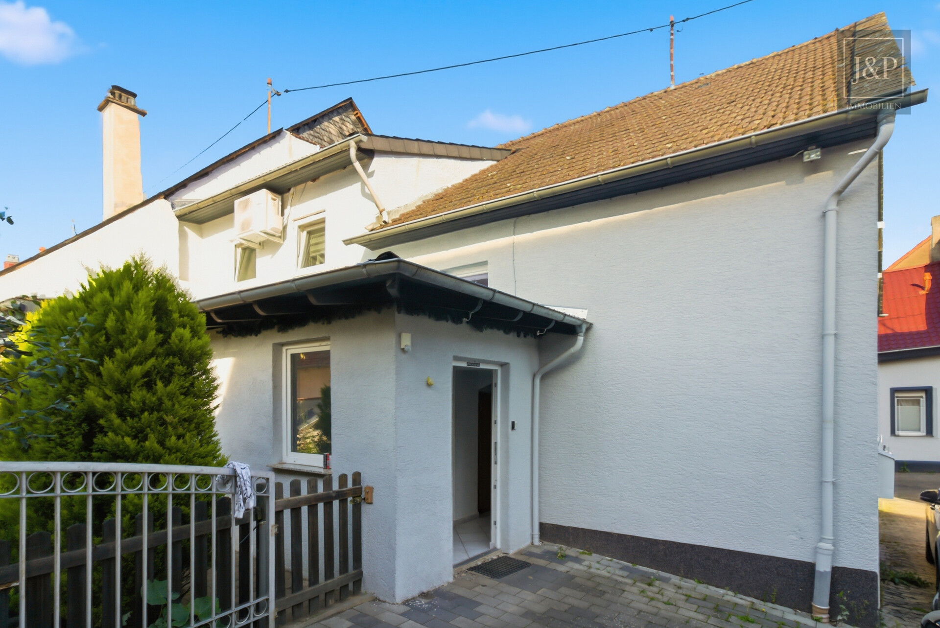 Ihr Eigenheim: Modernisiertes EFH mit Einliegerwohnung, großem Carport und eigenem Garten - Eingang / Anbau