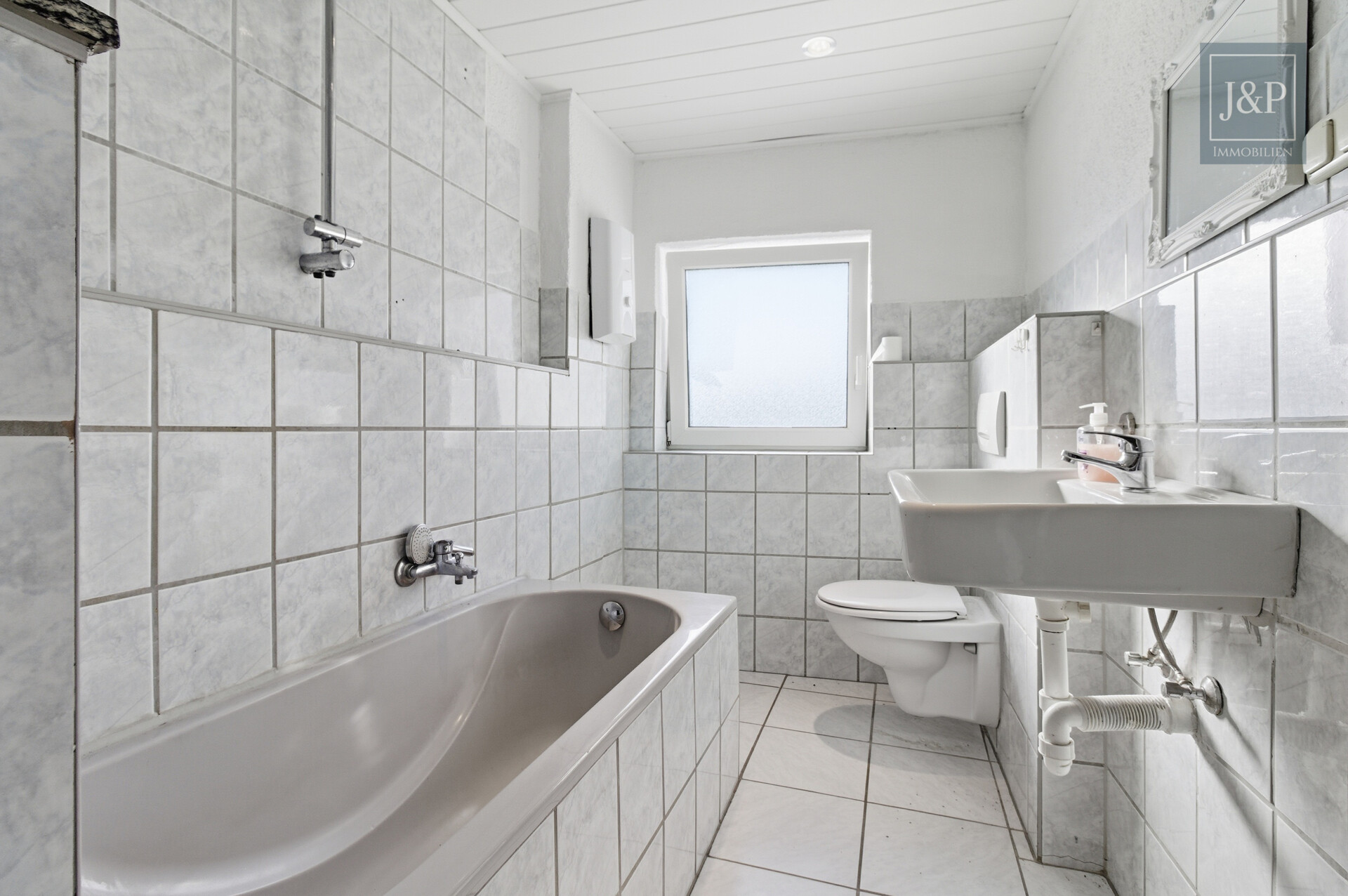 Ihr Eigenheim: Modernisiertes EFH mit Einliegerwohnung, großem Carport und eigenem Garten - 1.OG Badezimmer