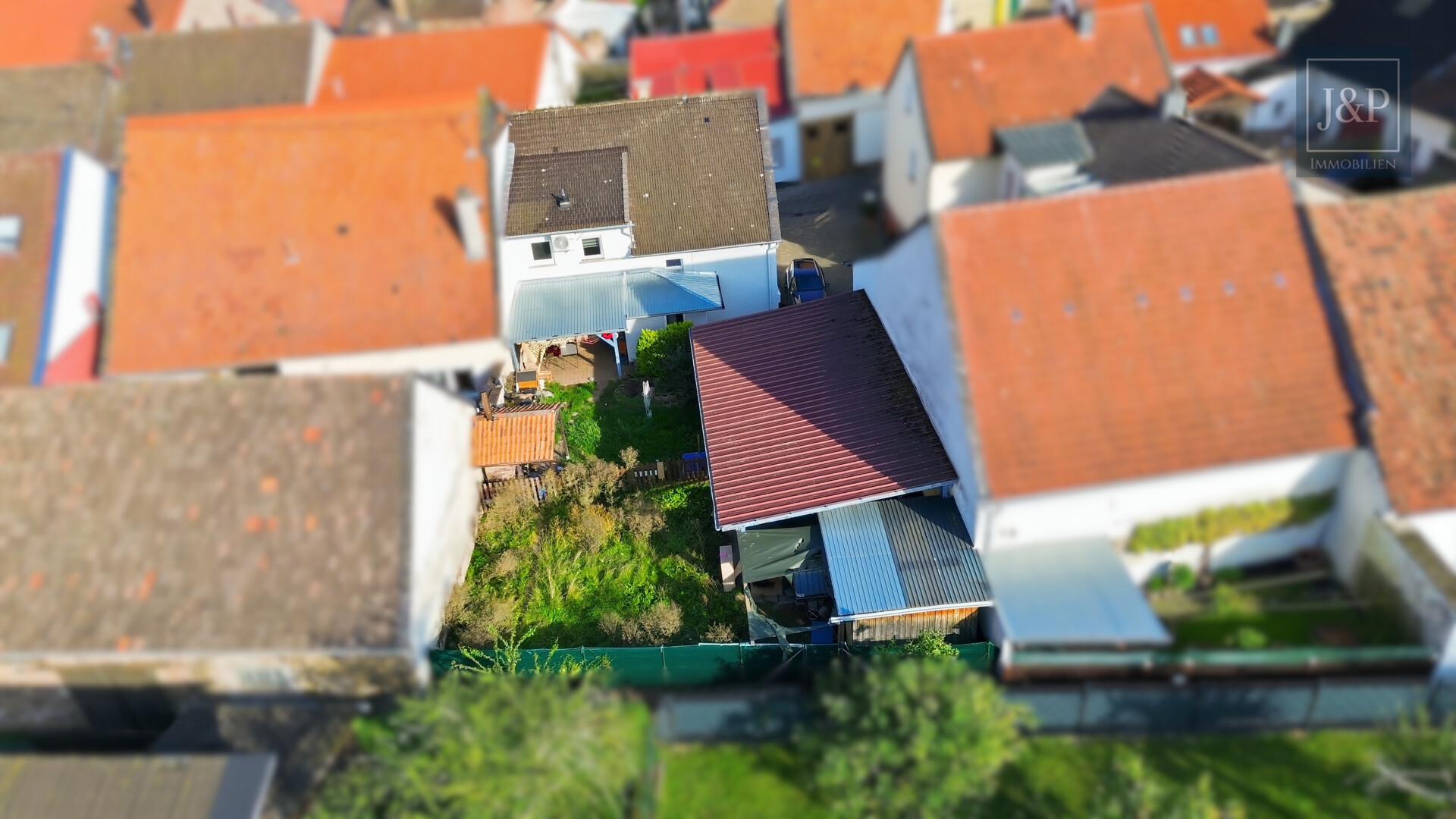 Ihr Eigenheim: Modernisiertes EFH mit Einliegerwohnung, großem Carport und eigenem Garten - Außenansicht Hinten