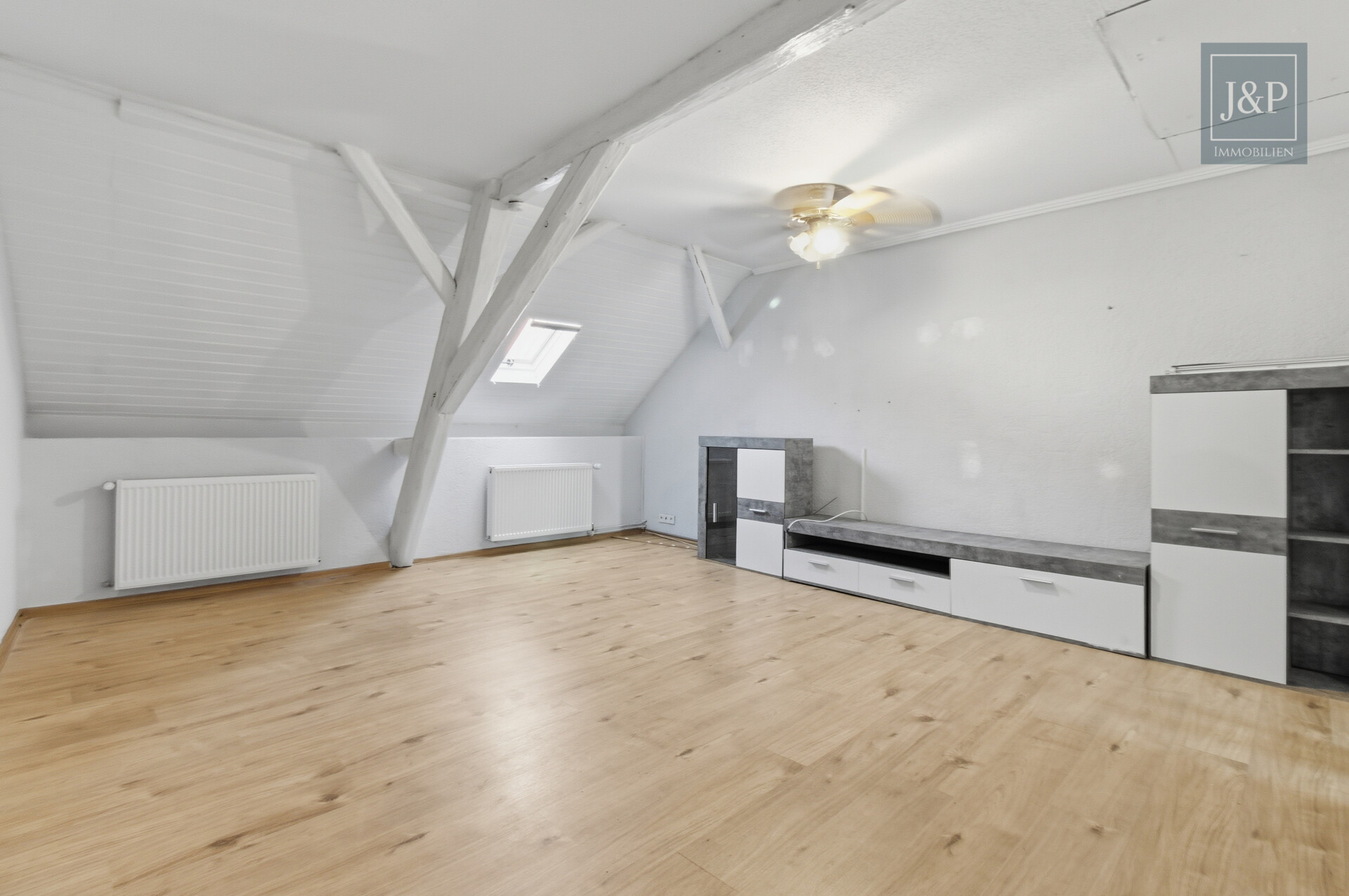 Ihr Eigenheim: Modernisiertes EFH mit Einliegerwohnung, großem Carport und eigenem Garten - 1.OG Wohnzimmer