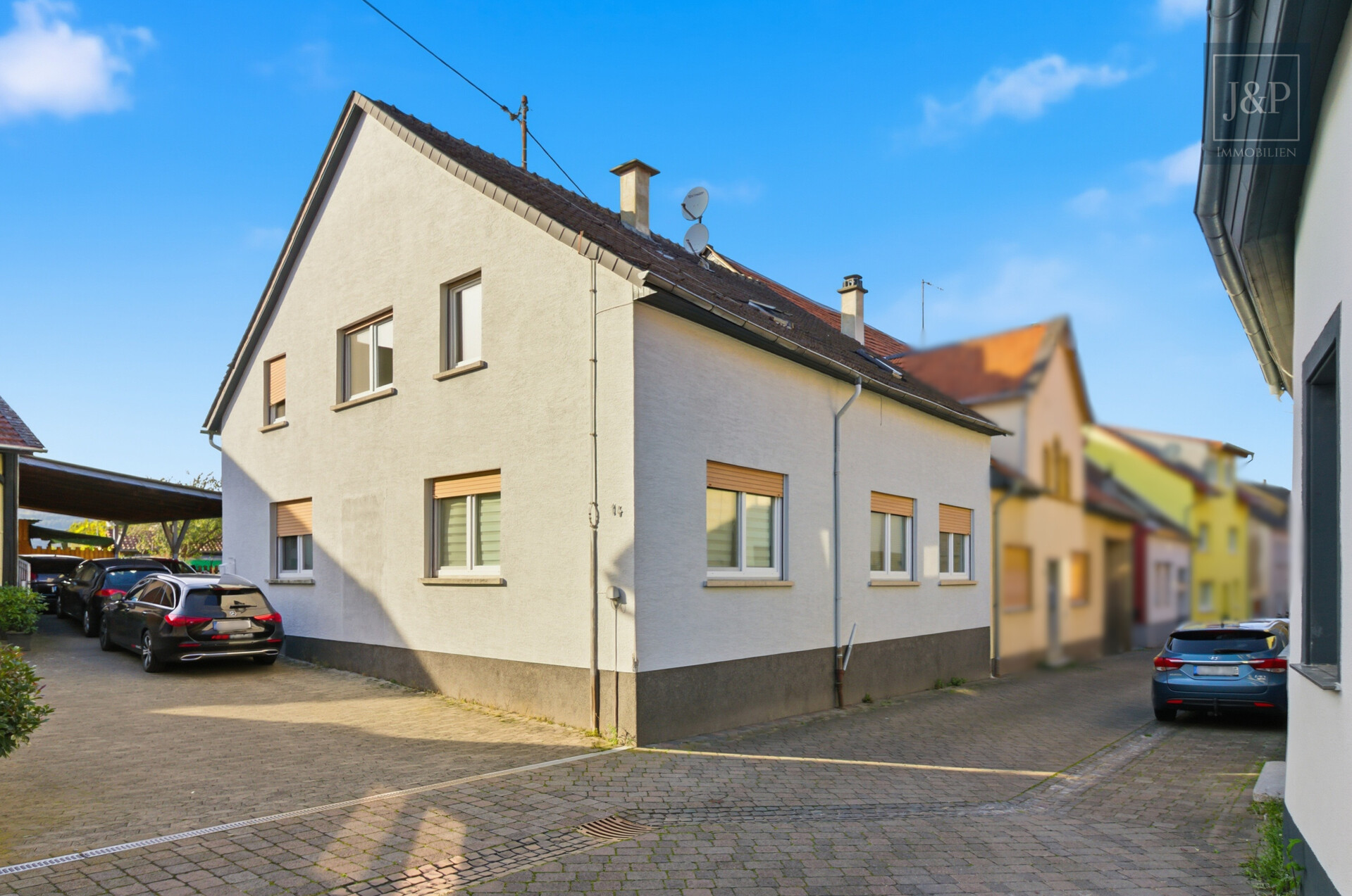 Ihr Eigenheim: Modernisiertes EFH mit Einliegerwohnung, großem Carport und eigenem Garten - Außenansicht Vorne