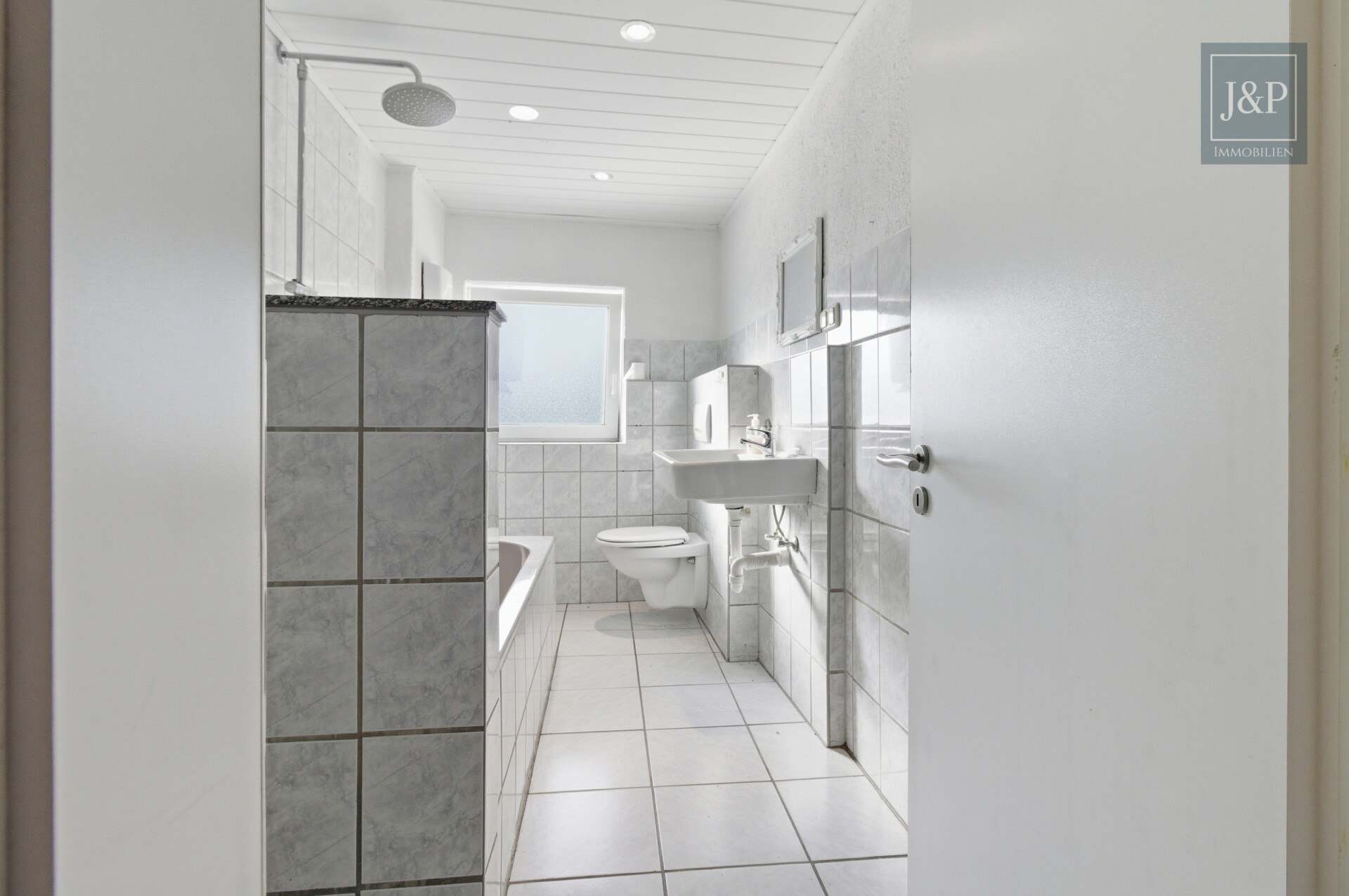 Ihr Eigenheim: Modernisiertes EFH mit Einliegerwohnung, großem Carport und eigenem Garten - 1.OG Badezimmer