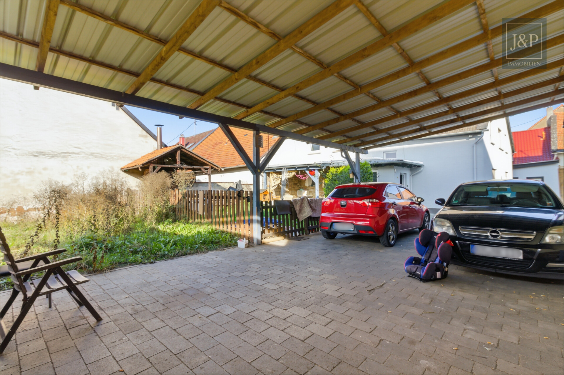 Ihr Eigenheim: Modernisiertes EFH mit Einliegerwohnung, großem Carport und eigenem Garten - Doppelcarport
