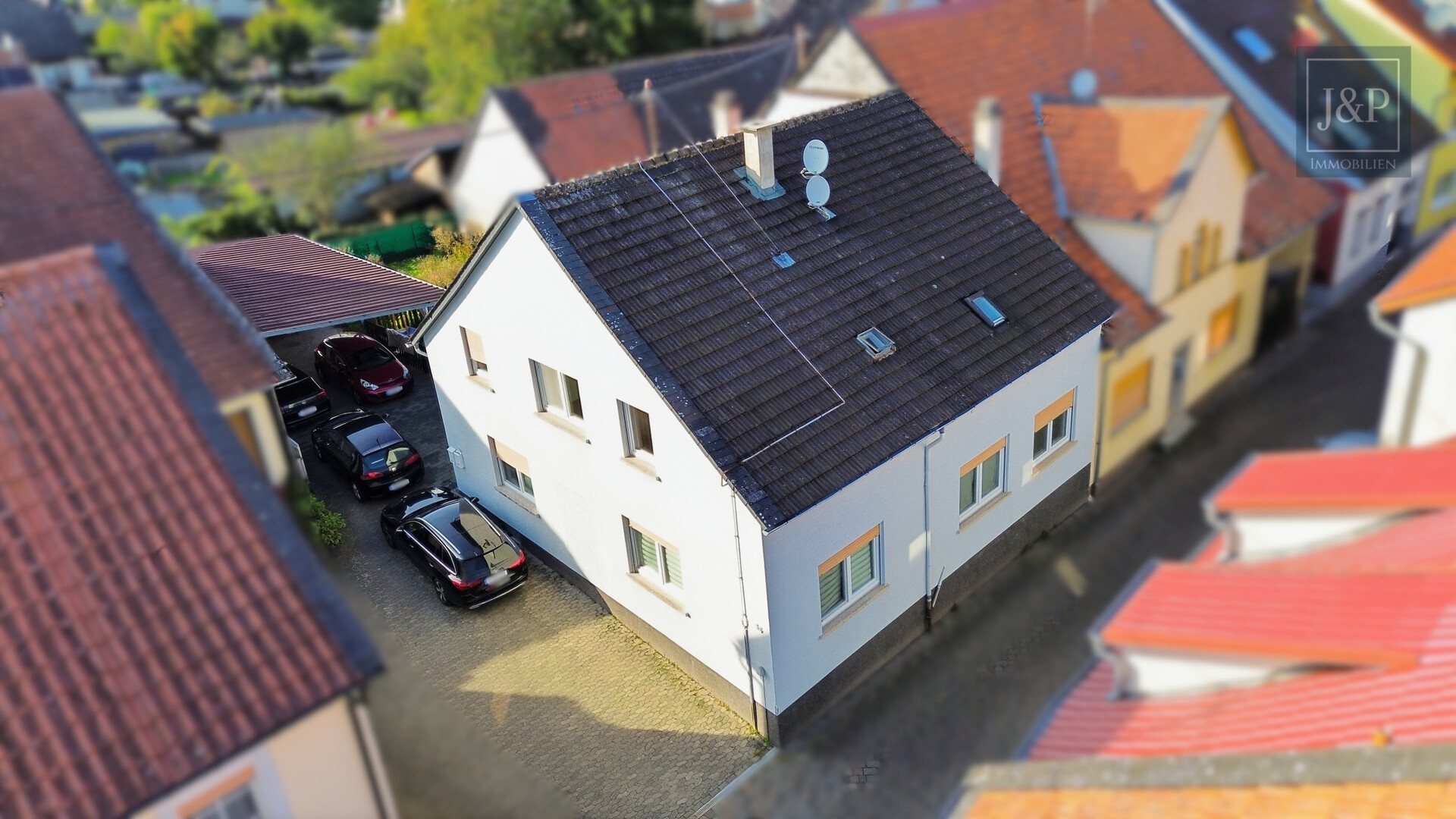 Ihr Eigenheim: Modernisiertes EFH mit Einliegerwohnung, großem Carport und eigenem Garten - Außenansicht Vorne
