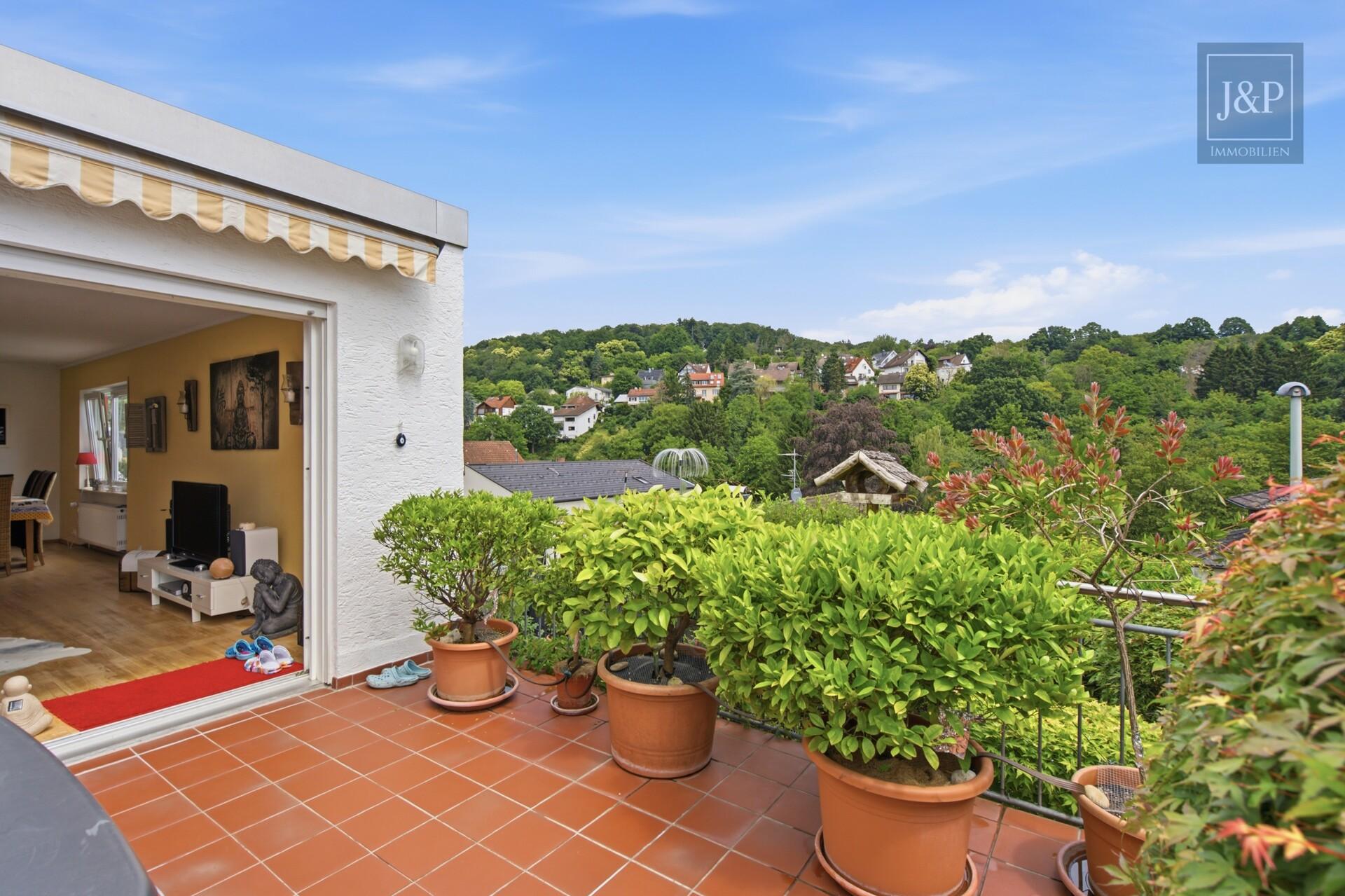 Modernes Familienzuhause im Bungalowstil mit Terrasse, Garten & 3 Garagen - Terrasse