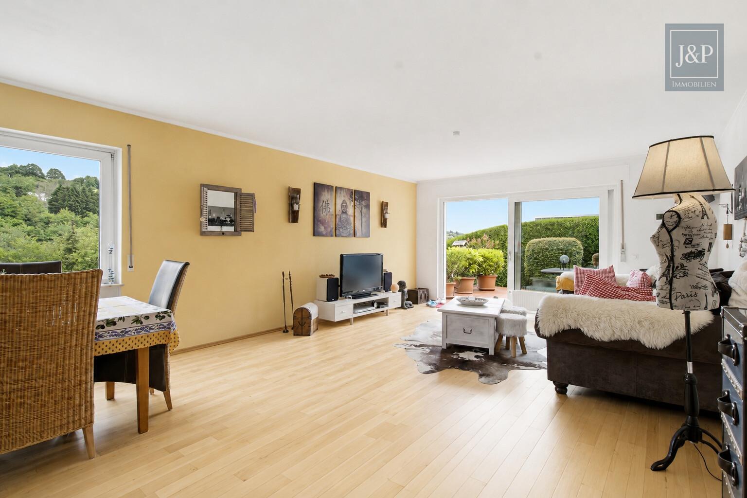 Modernes Familienzuhause im Bungalowstil mit Terrasse, Garten & 3 Garagen - Wohnzimmer