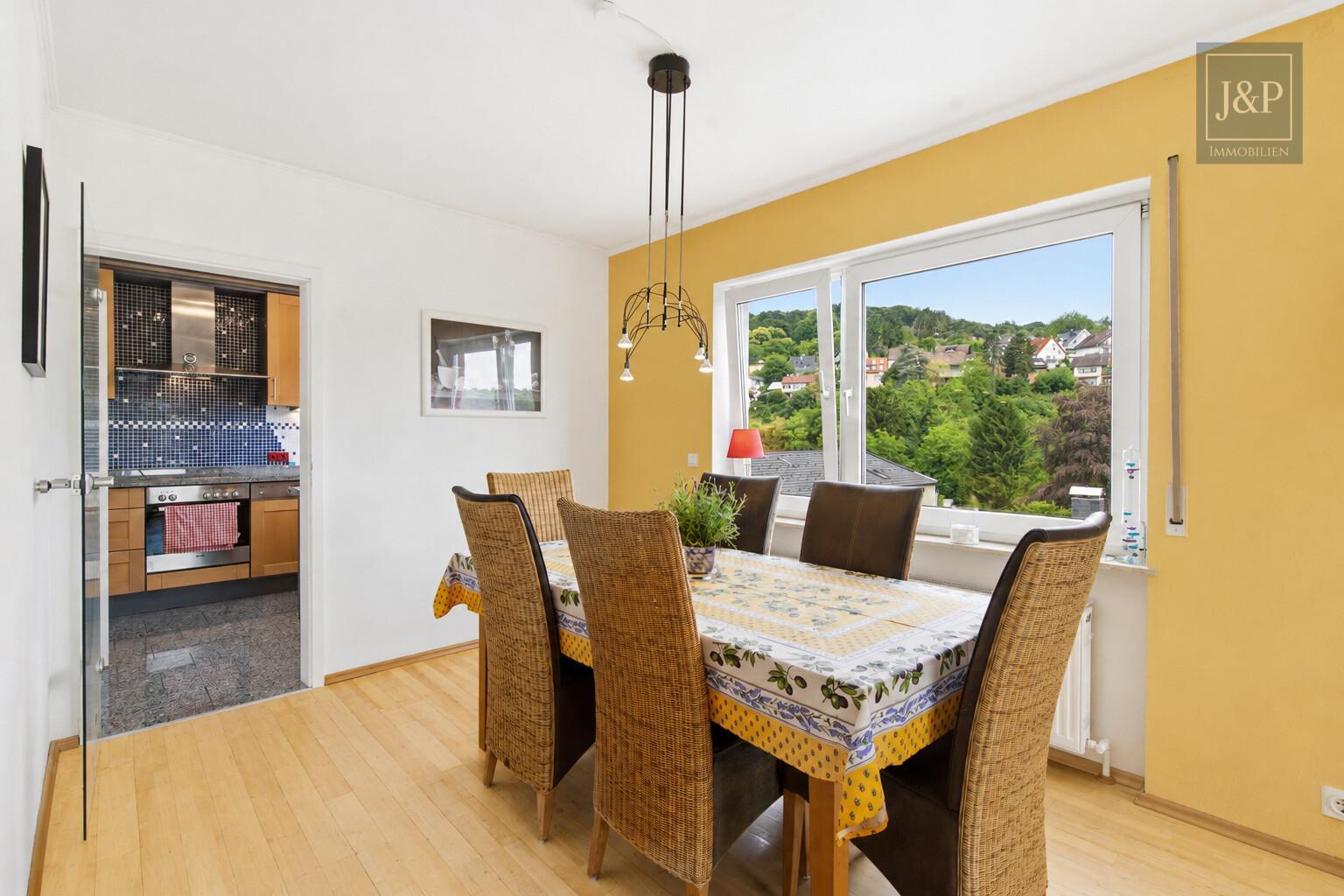 Modernes Familienzuhause im Bungalowstil mit Terrasse, Garten & 3 Garagen - Wohn- und Essbereich