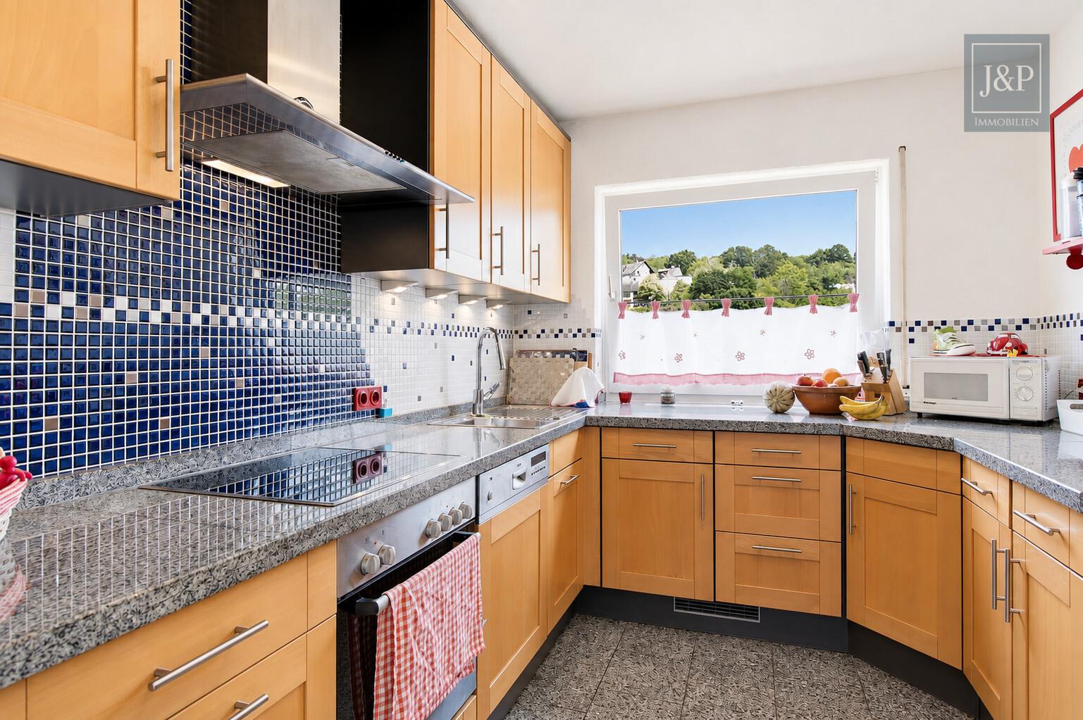 Modernes Familienzuhause im Bungalowstil mit Terrasse, Garten & 3 Garagen - Küche